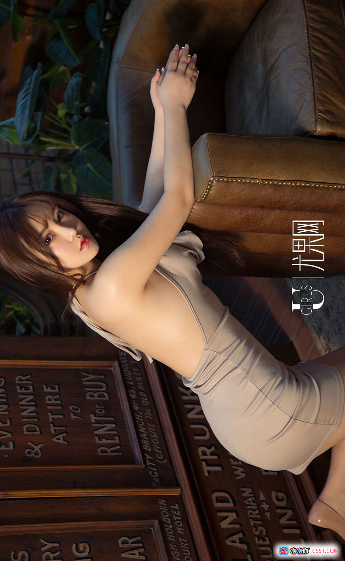 图片[9] - 金梓琳尤果网写真 | 军绿色连体衣性感坐姿 | 砖墙复古灯饰背景 | 修长美腿裸足特写 | Ugirls爱尤物No.1239高清图集 - 就要吻