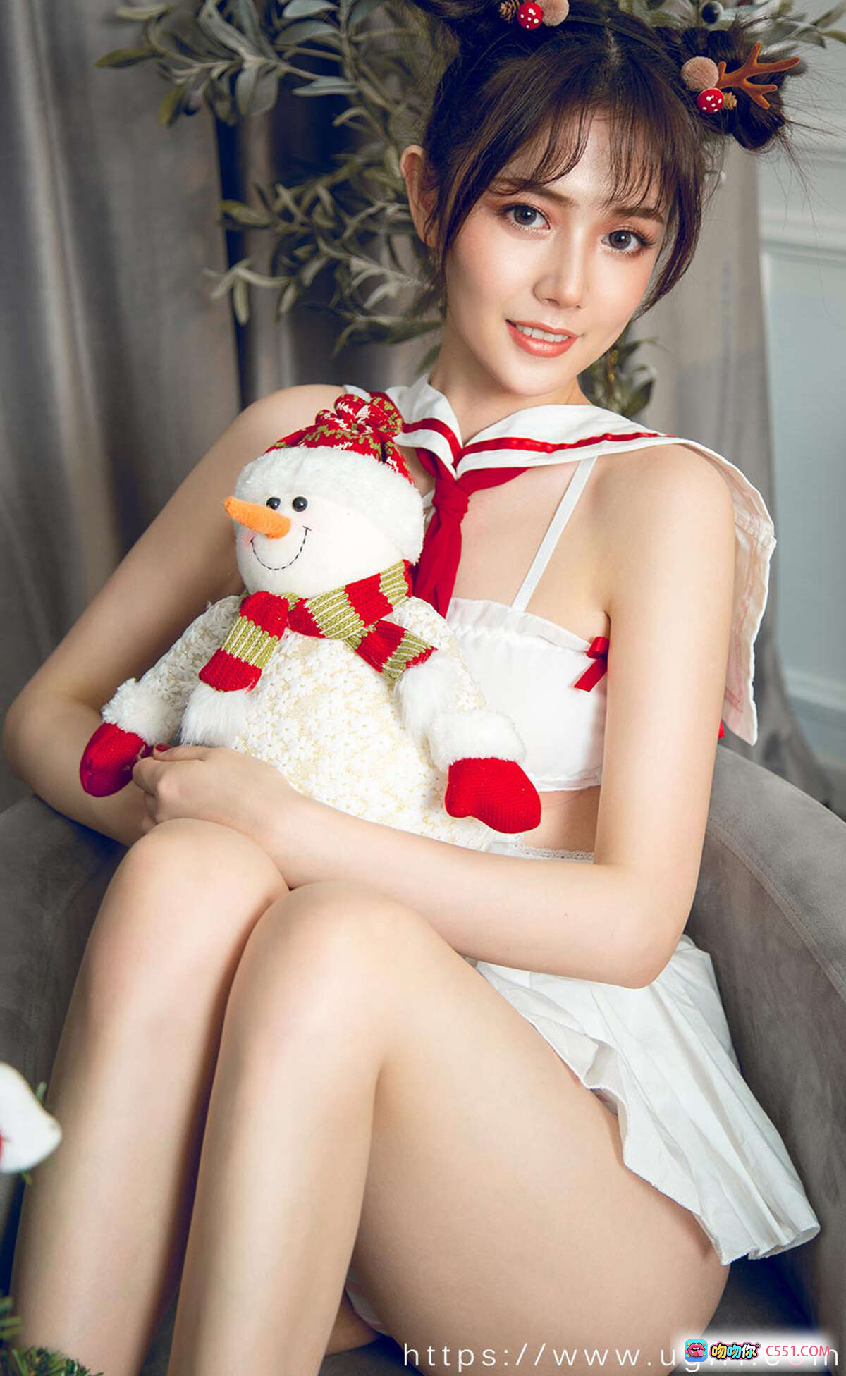 唐小糖圣诞主题写真 | 白色水手服+雪人玩偶+鹿角发饰 | Ugirls尤果网爱尤物专辑No.1679 - 就要吻