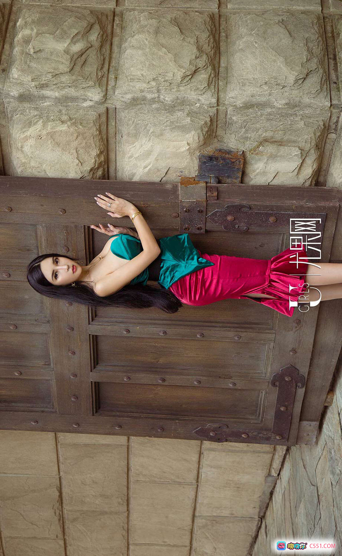 图片[2] - 艾霓莎优雅写真 | 绿红拼接抹胸裙 | 性感修身鱼尾裙 | Ugirls尤果网2018经典专辑No.1208 - 就要吻