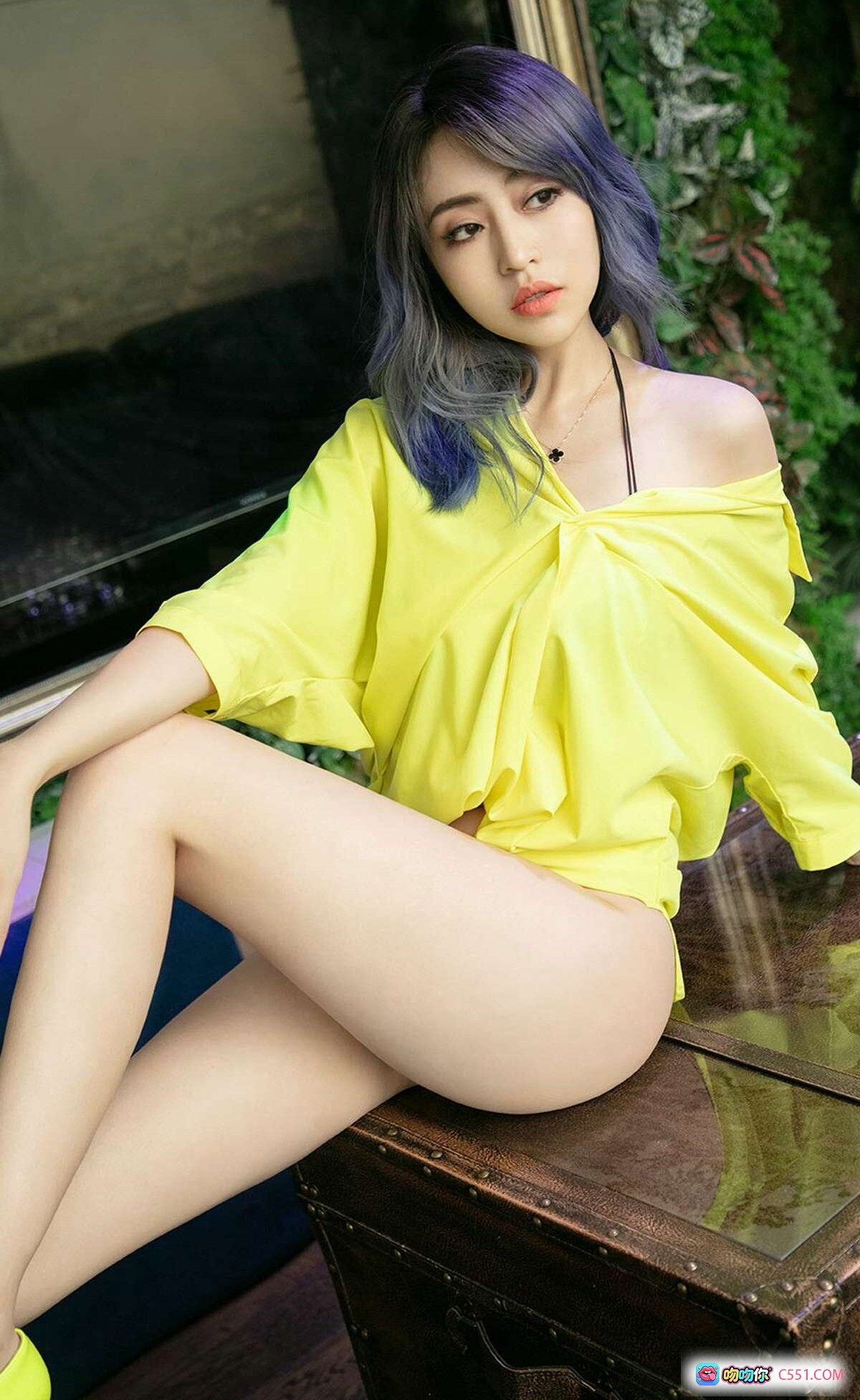 图片[6] - 葵皇性感写真｜Ugirls尤果网爱尤物专辑2019.07.02 No.1503｜蓝紫渐变发色+粉色连体衣+居家沙发美腿特写 - 就要吻