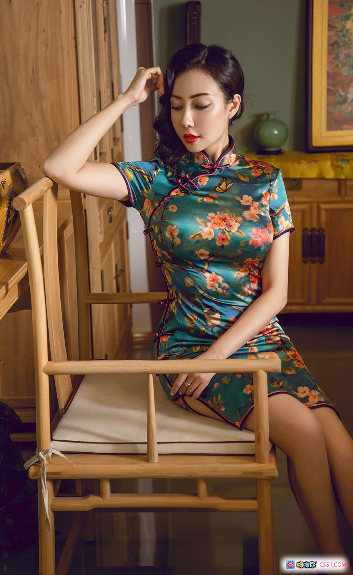 图片[2] - 果儿Victoria旗袍写真｜复古花色修身旗袍性感美腿纹身｜Ugirls尤果网爱尤物专辑2019.10.10 No.1603 - 就要吻