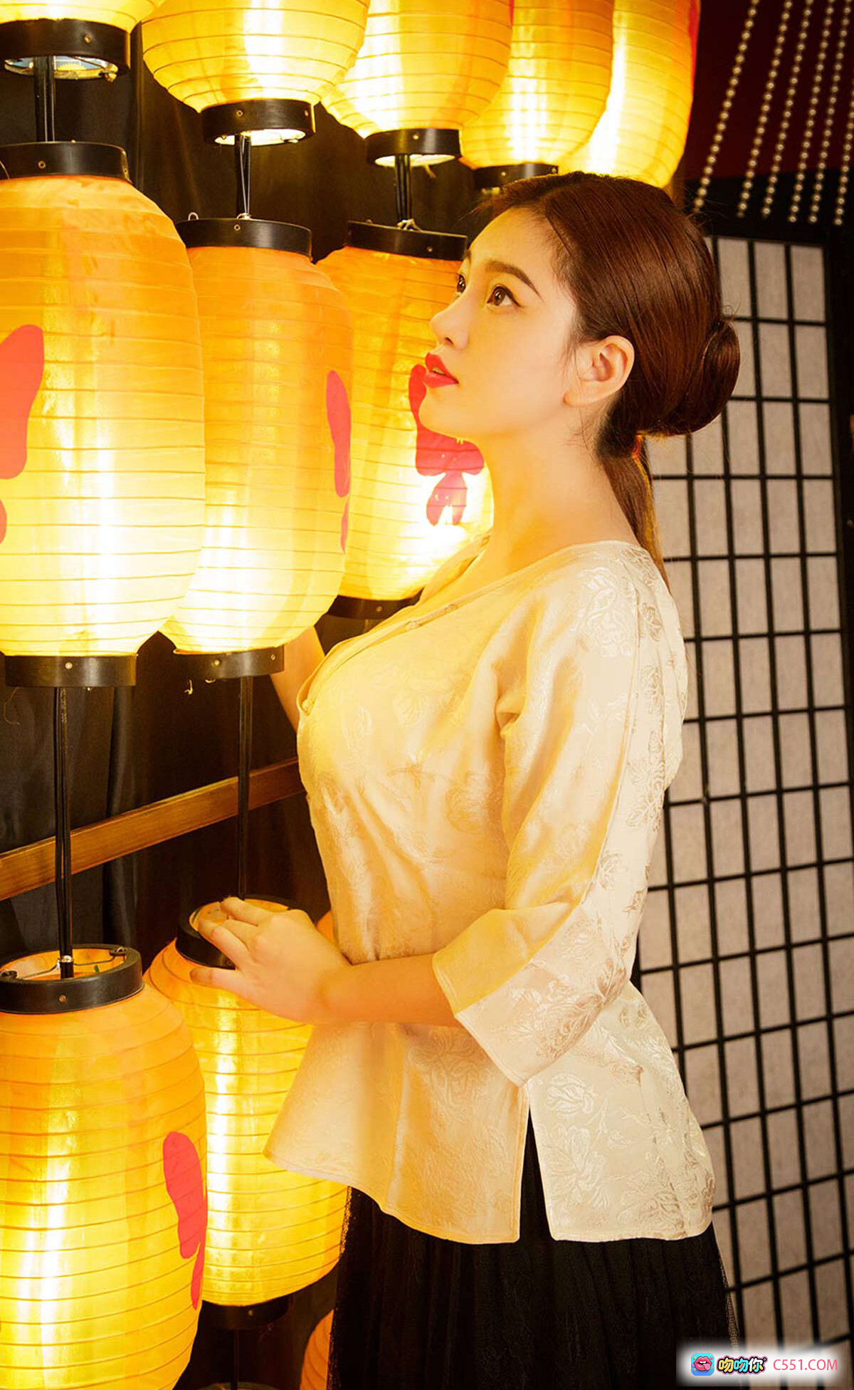 图片[9] - 孟十朵优雅写真｜金色上衣黑裙蕾丝边｜红地毯灯笼背景｜Ugirls尤果网爱尤物专辑No.1577 - 就要吻