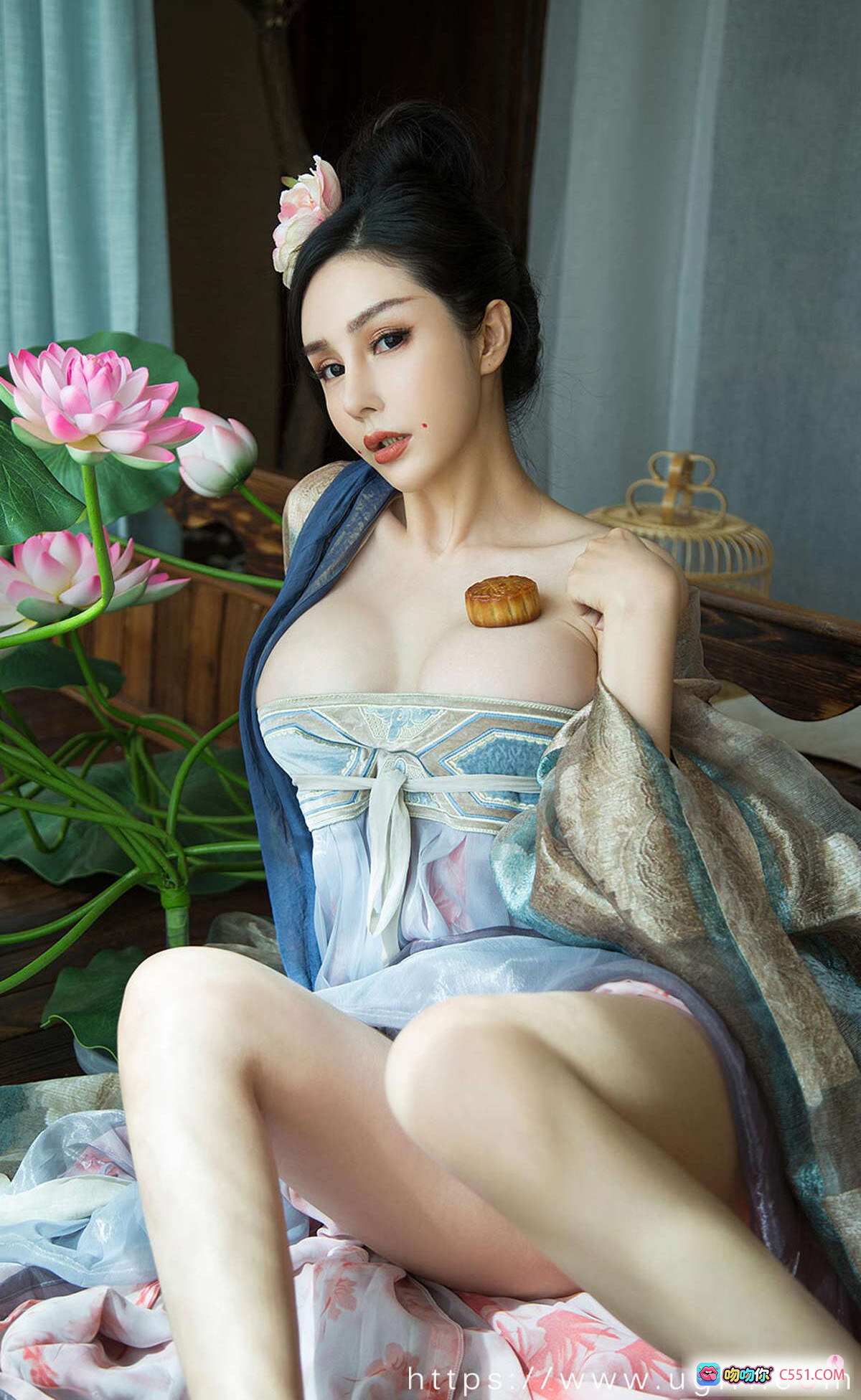 田冰冰古风写真 | 粉色莲花旁优雅坐姿 | 传统汉服搭配精致发饰 | 尤果网爱尤物No.1924高清美图 - 就要吻