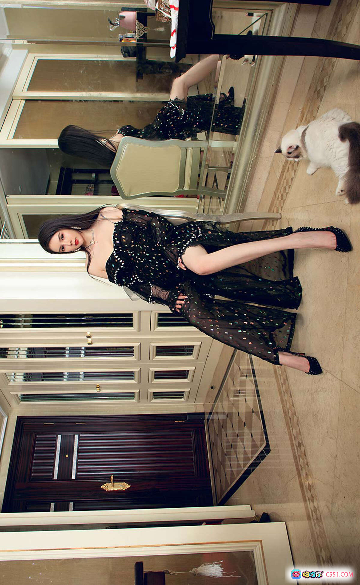 图片[2] - 李丽莎红白女仆装床上萌猫相伴性感写真 – Ugirls尤果网爱尤物No.1607 2019.10.14 - 就要吻