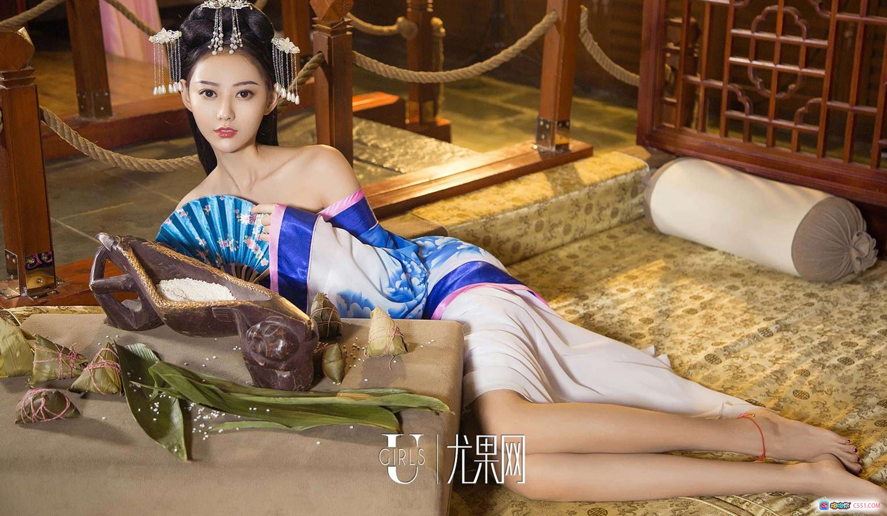 图片[7] - Ugirls尤果网爱尤物No.1125端午古风写真｜青衣白裙古典美人｜盘发簪花优雅坐姿｜高清私房艺术摄影 - 就要吻