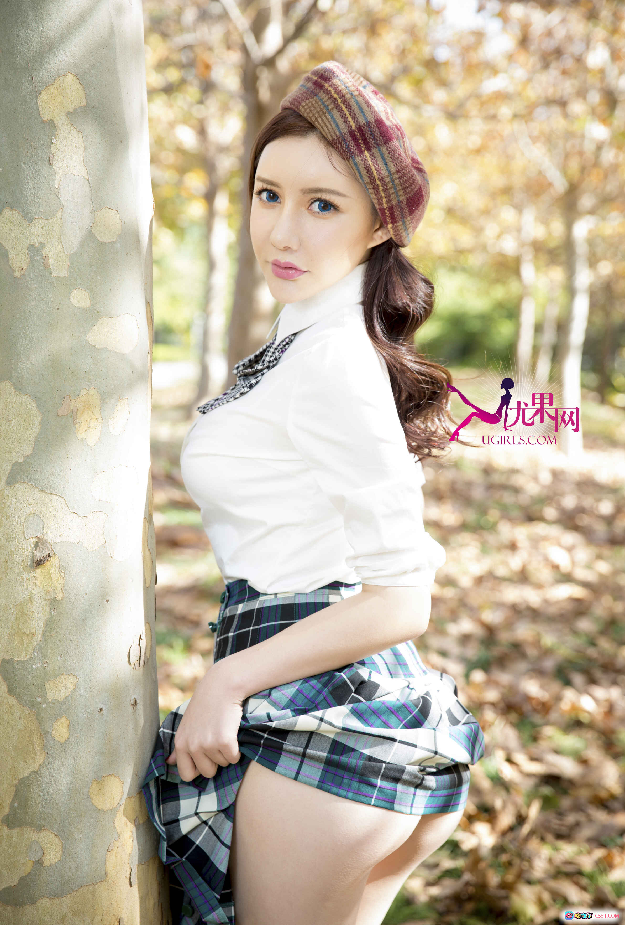 UG U129陈宝拉II 校园风格子裙美女 户外秋日写真 白衬衫贝雷帽清新造型 优果网高清图集 - 就要吻