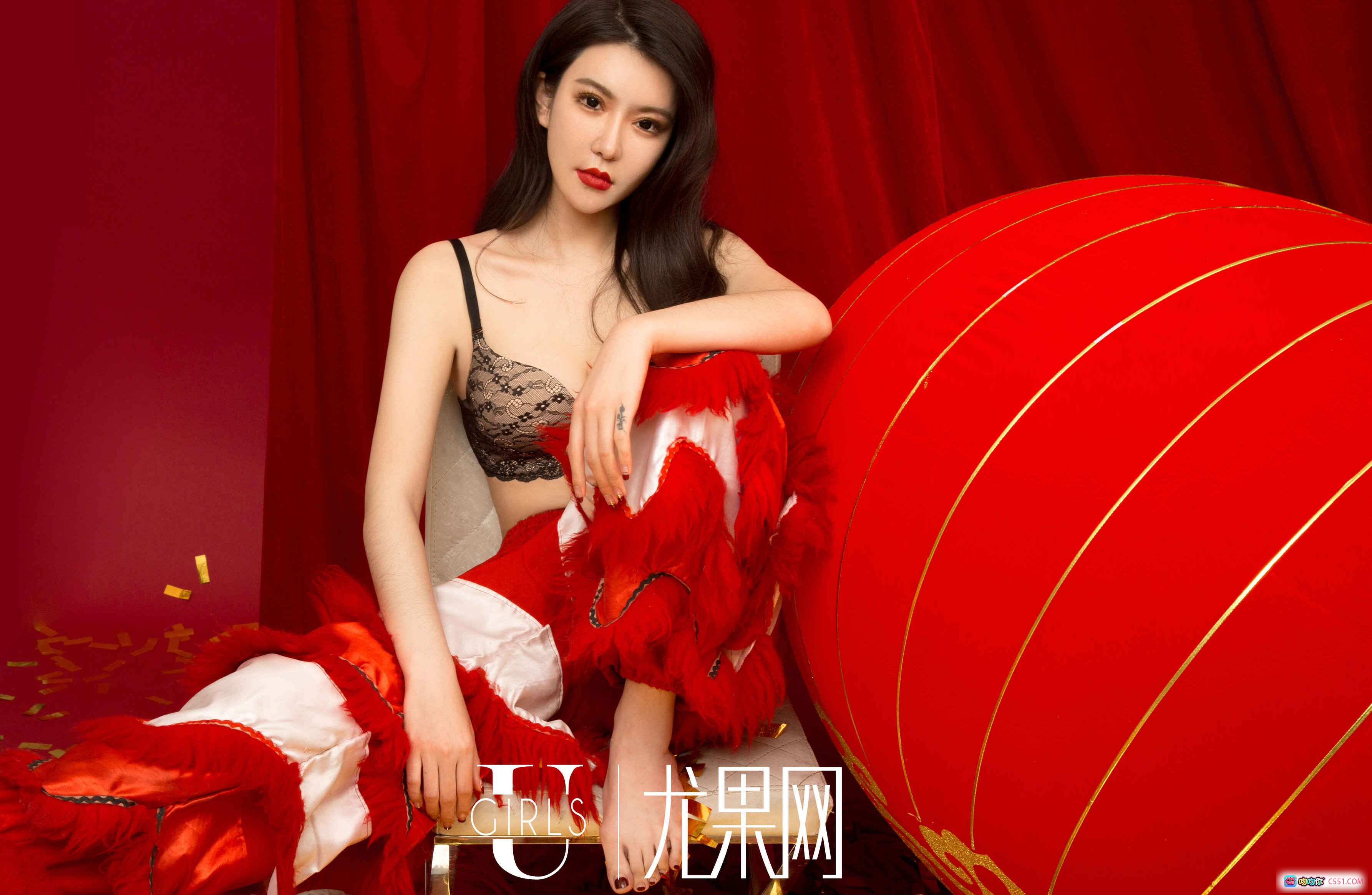 图片[4] - Ugirls尤果网2017.01.22 U245鸡祥如意写真 红色蕾丝扇 白色内衣 窗边性感坐姿 美腿翘臀 优雅卷发 唯美私房摄影 - 就要吻