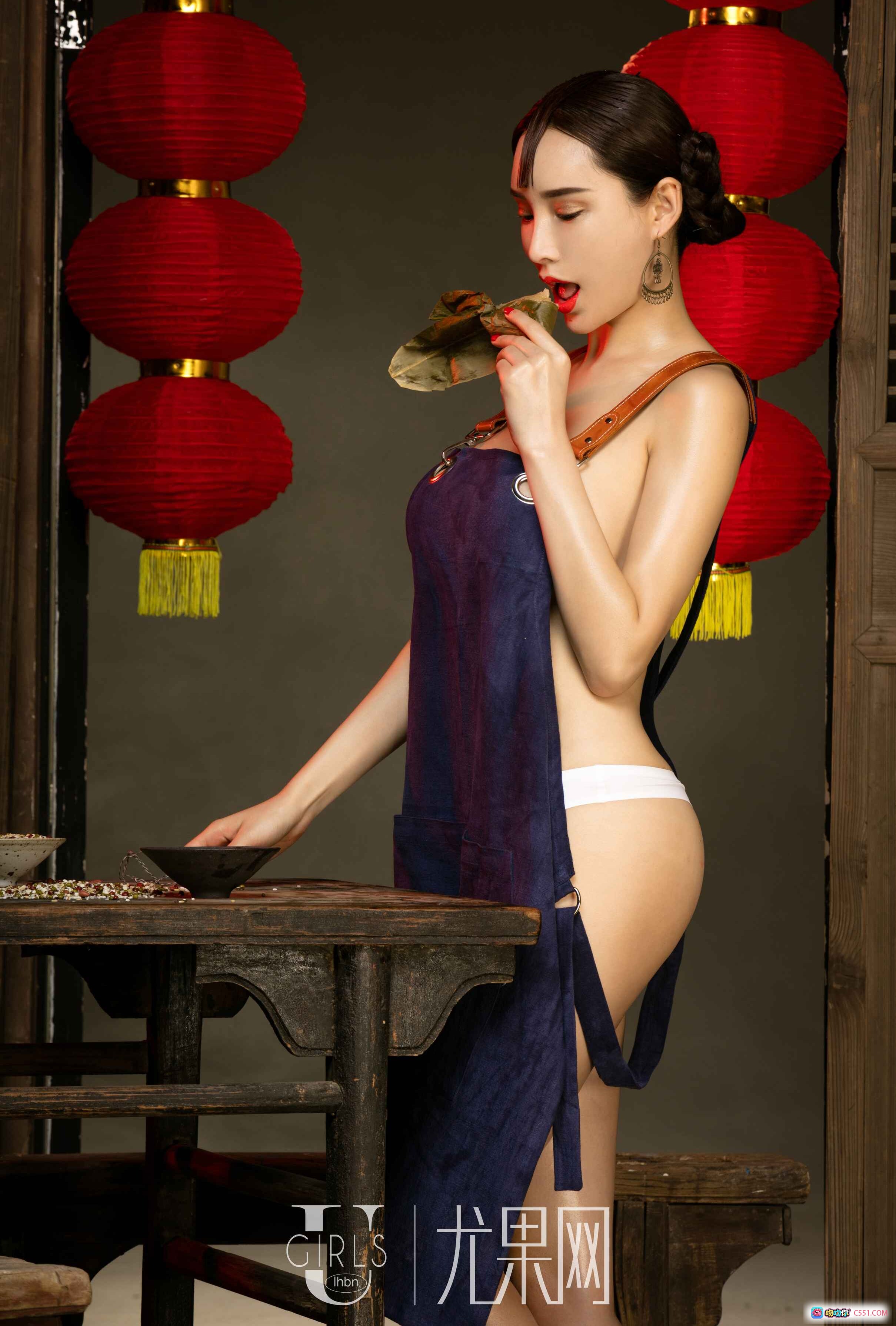 图片[7] - 周妍希古风写真｜红灯笼背景｜深绿开衫白短裤｜尤果网U275性感私房照 - 就要吻