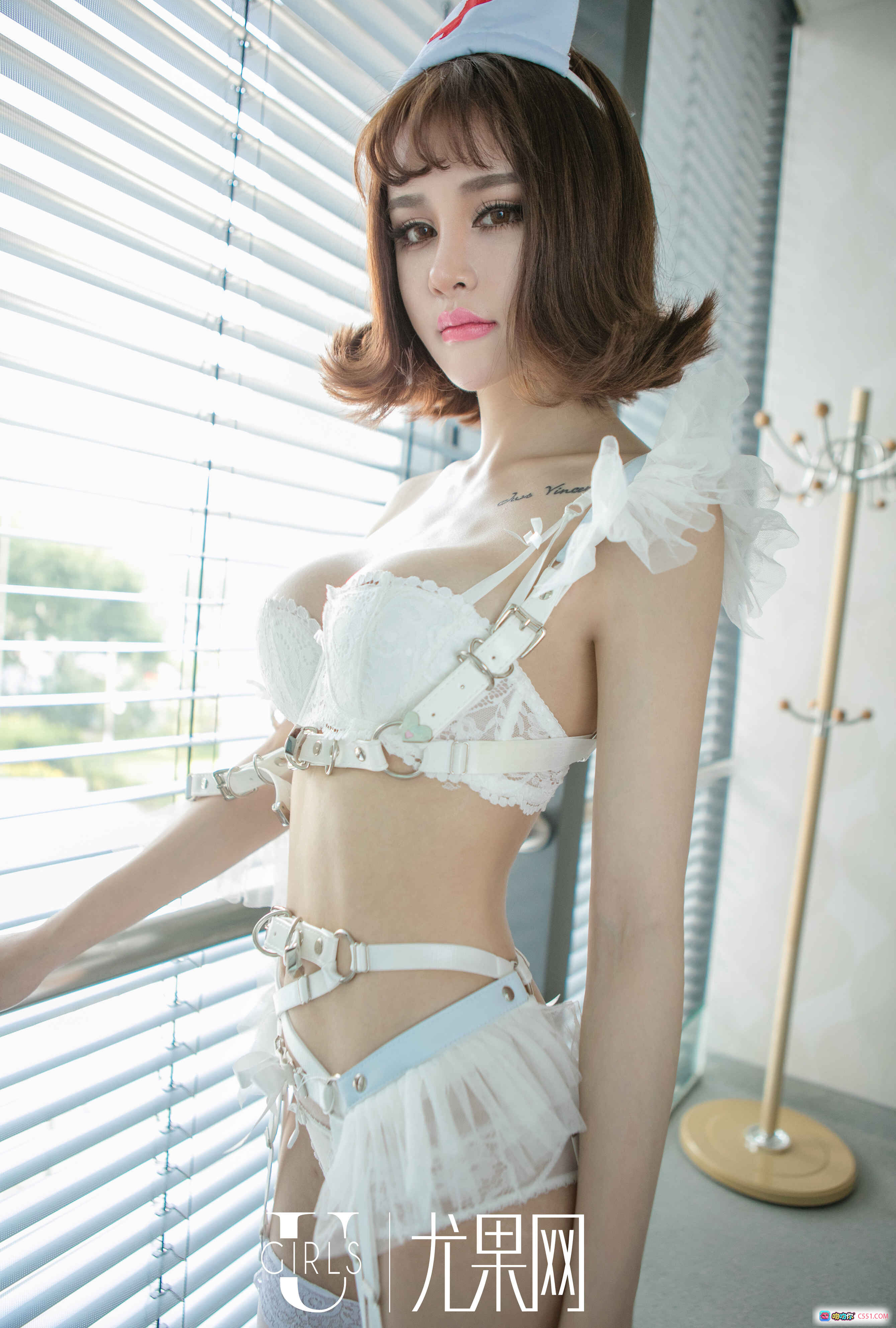 图片[4] - 青树UG191护士装写真 | 白色制服红十字帽 | 甜美短发深V诱惑 | 尤果网高清65P - 就要吻