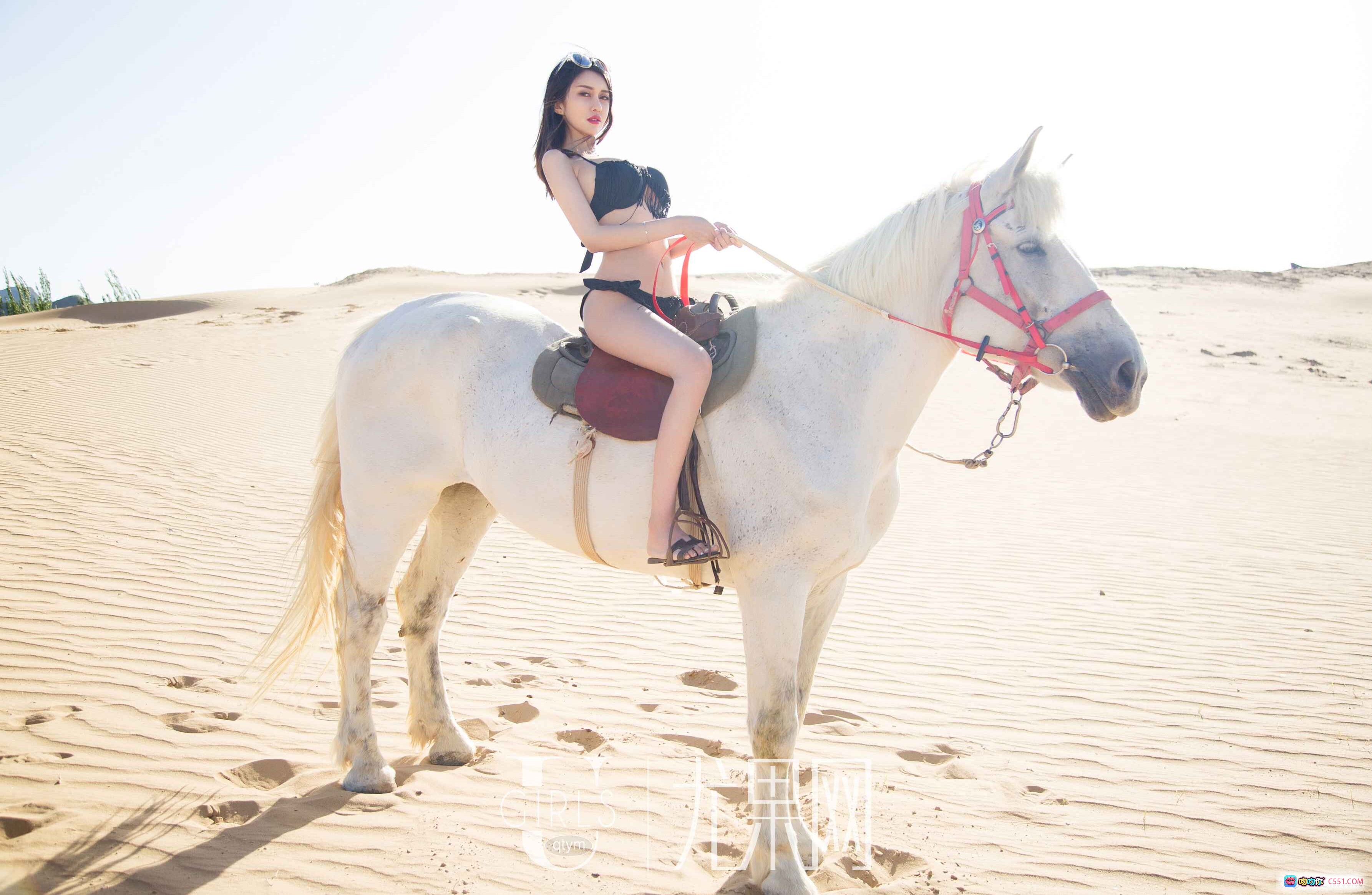 图片[3] - 田梓茵沙漠骑白马写真 | Ugirls尤果网2018性感比基尼大片 | 黑色流苏泳装+红缰绳白马+阳光沙滩美拍 - 就要吻