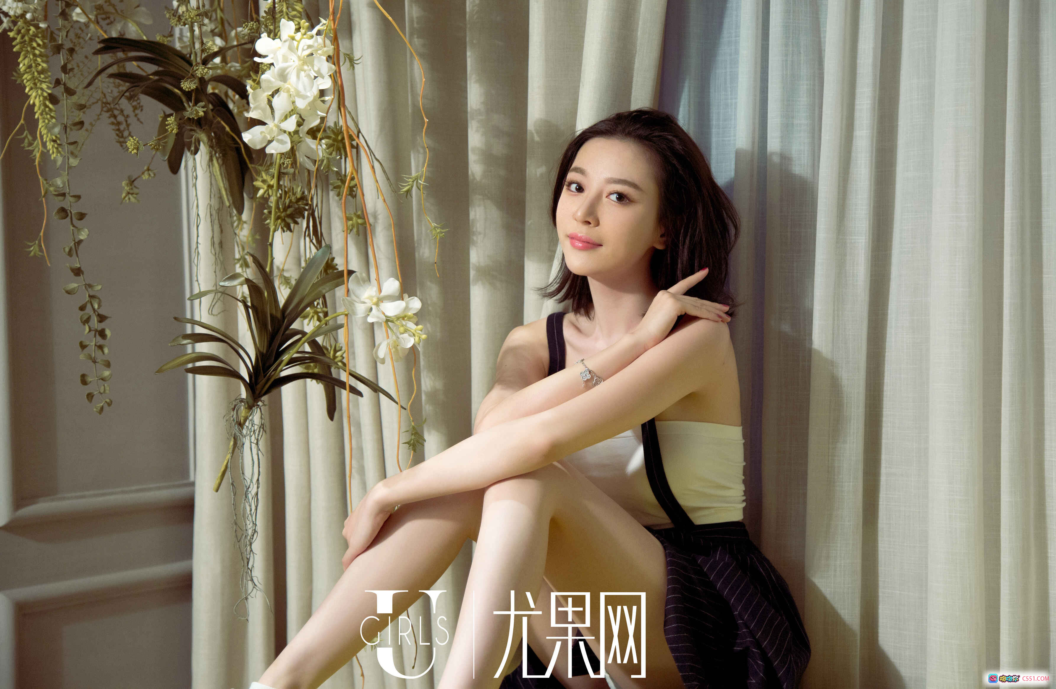慕羽茜优雅坐姿写真 | Ugirls尤果网2016.12.21 U236高清美图 | 白裙黑吊带光影柔美花艺背景 - 就要吻