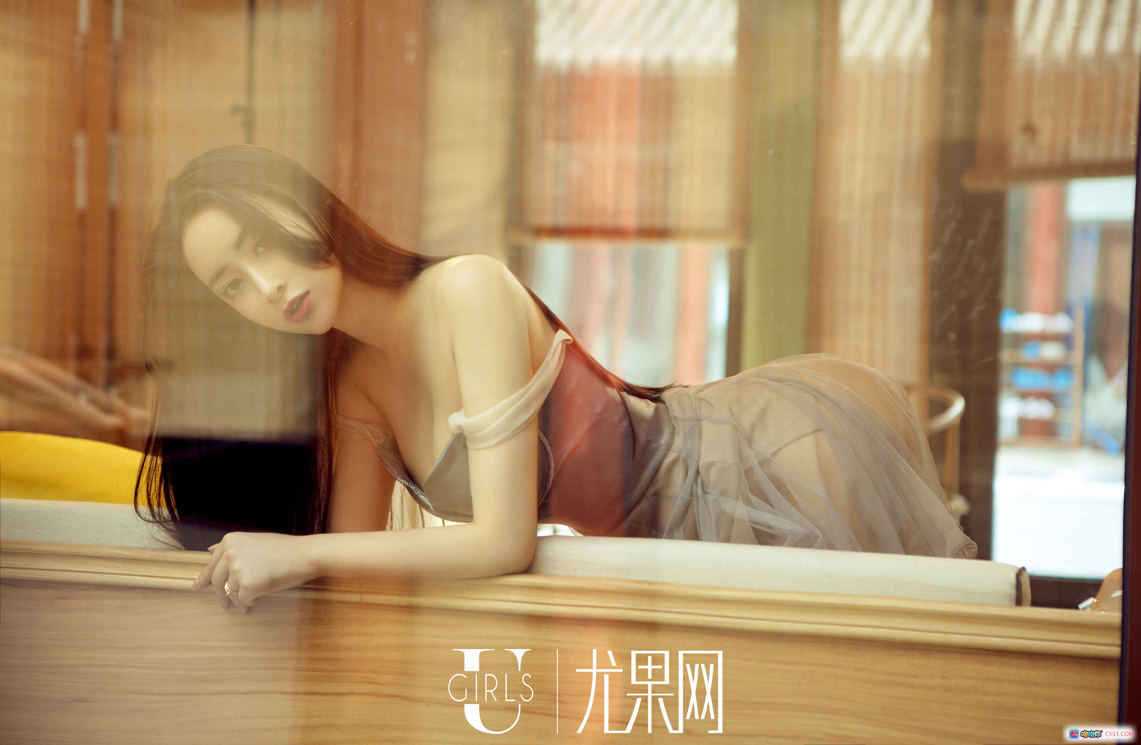 图片[5] - 穆菲菲尤果网写真2017性感露肩银色亮片裙红墙树影优雅美腿高清图集 - 就要吻