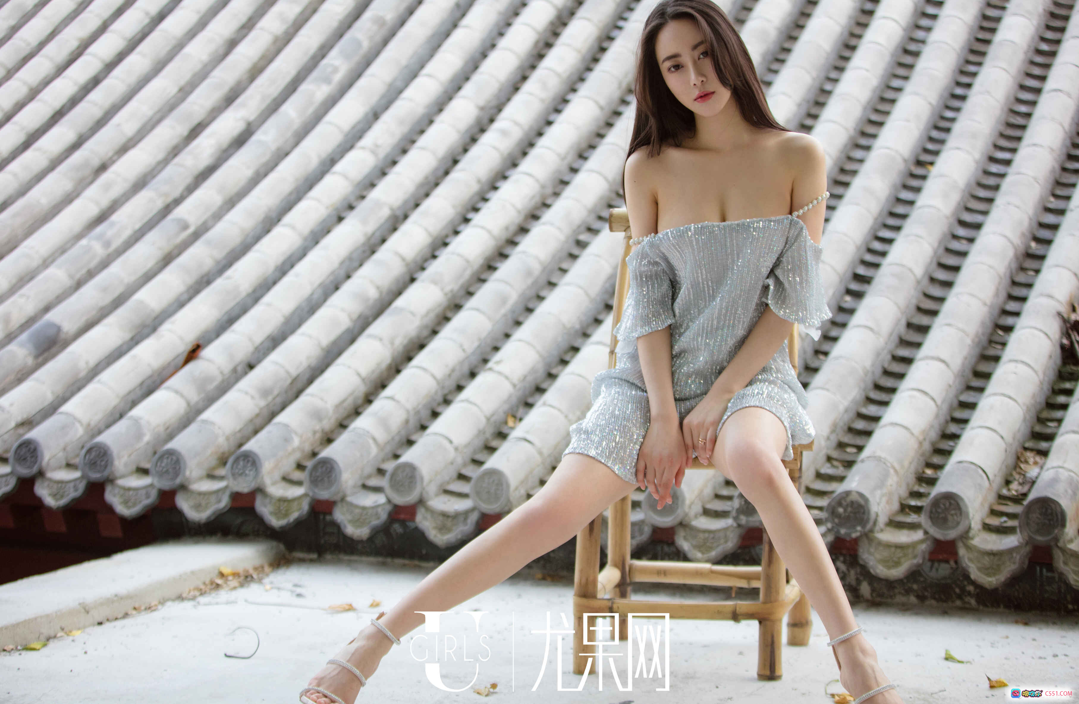 图片[6] - 穆菲菲尤果网写真2017性感露肩银色亮片裙红墙树影优雅美腿高清图集 - 就要吻