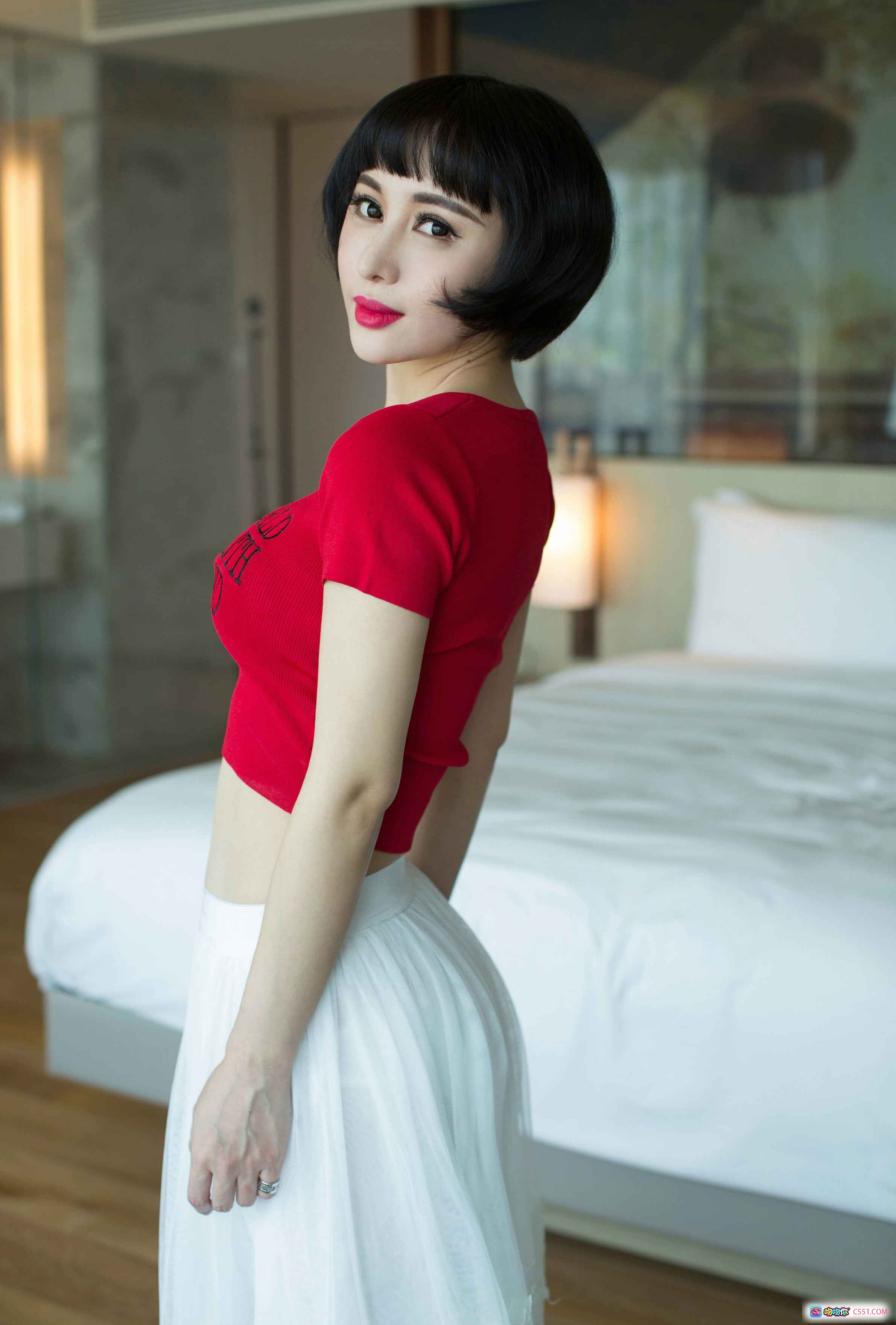 叶籽亿红衣白裙性感写真 2015经典短发造型酒店私房照 - 就要吻