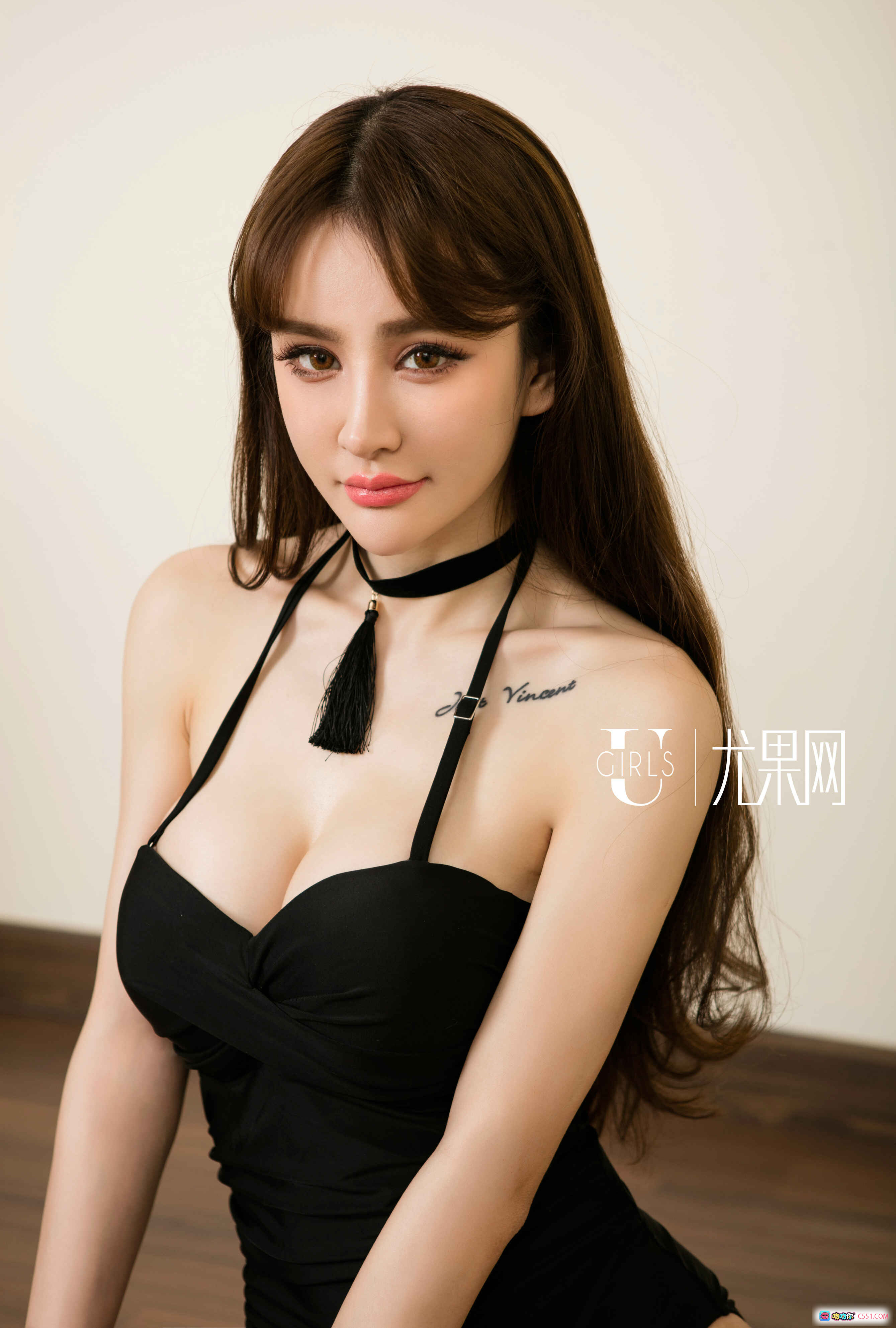 图片[2] - UG U175 青树 黑色吊带连体衣 美腿跪姿写真 尤果网性感私房照 - 就要吻