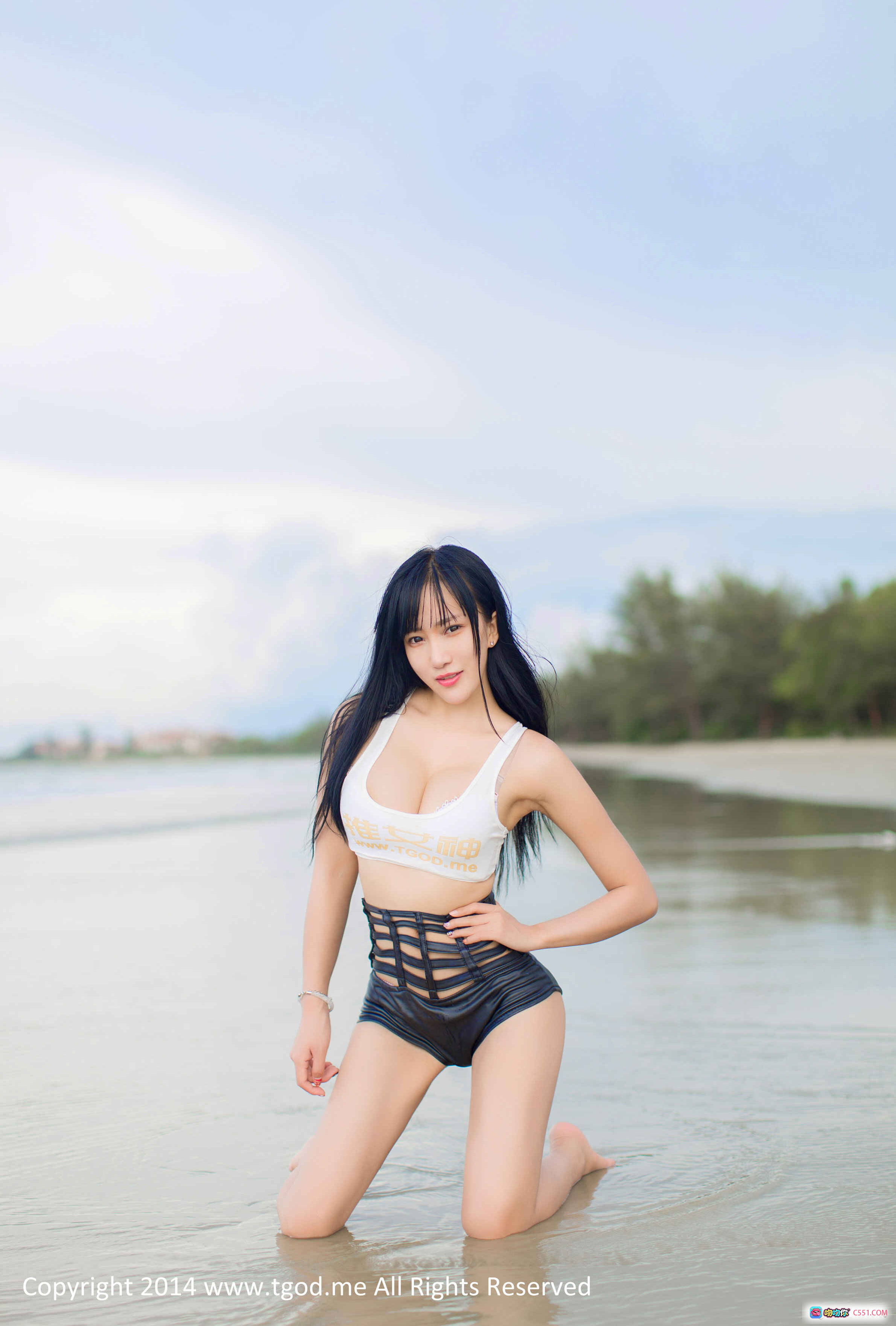 图片[7] - 女警司诱惑写真｜杨上萱沙巴旅拍｜蓝色制服+网袜+手铐造型｜TGOD推女神2014精选 - 就要吻