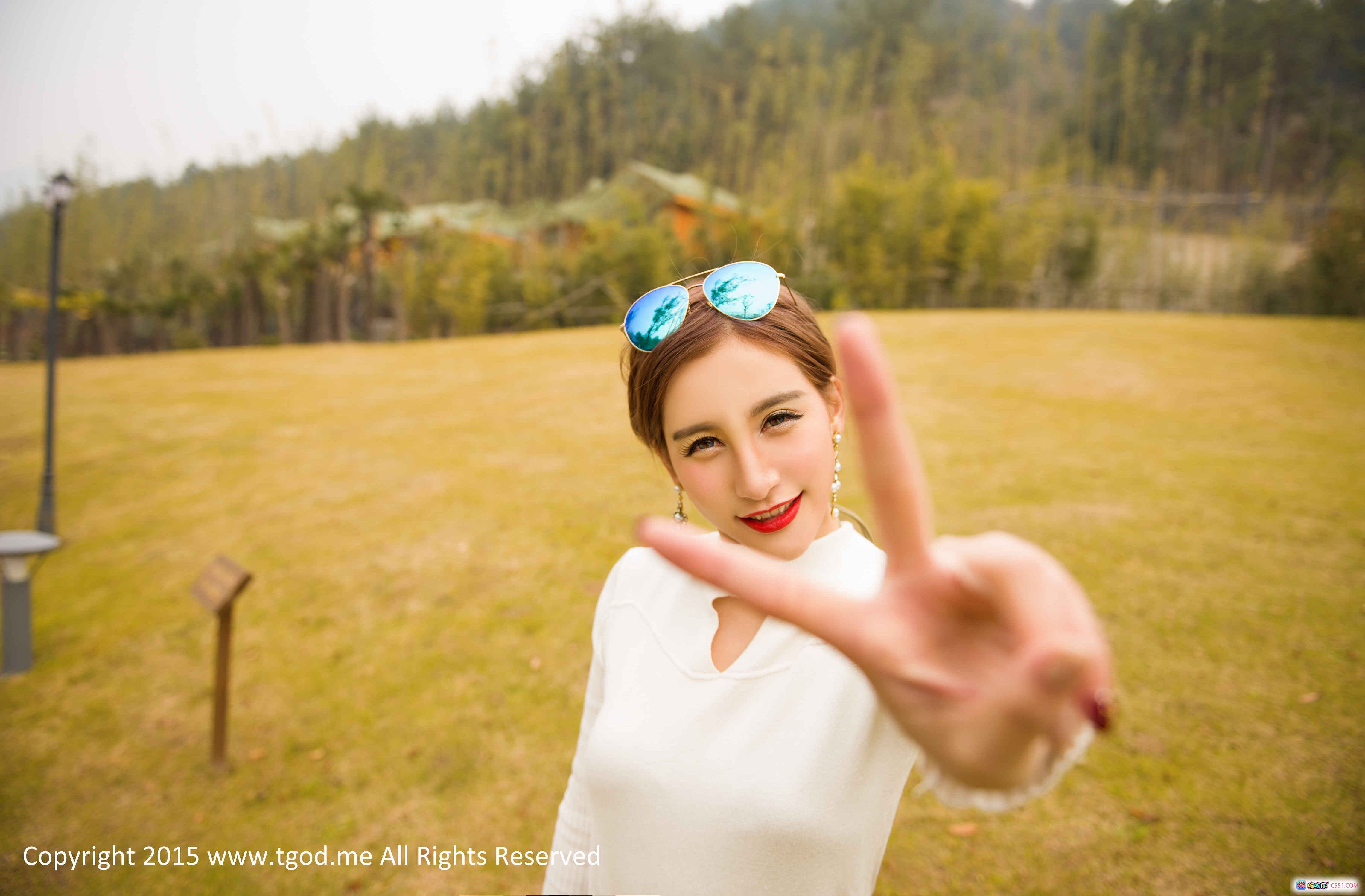 图片[1] - TGOD推女神Ice艾希程小烦2015春日户外写真 白衣红唇比耶微笑 绿野竹林温泉度假风清新自然美拍 - 就要吻