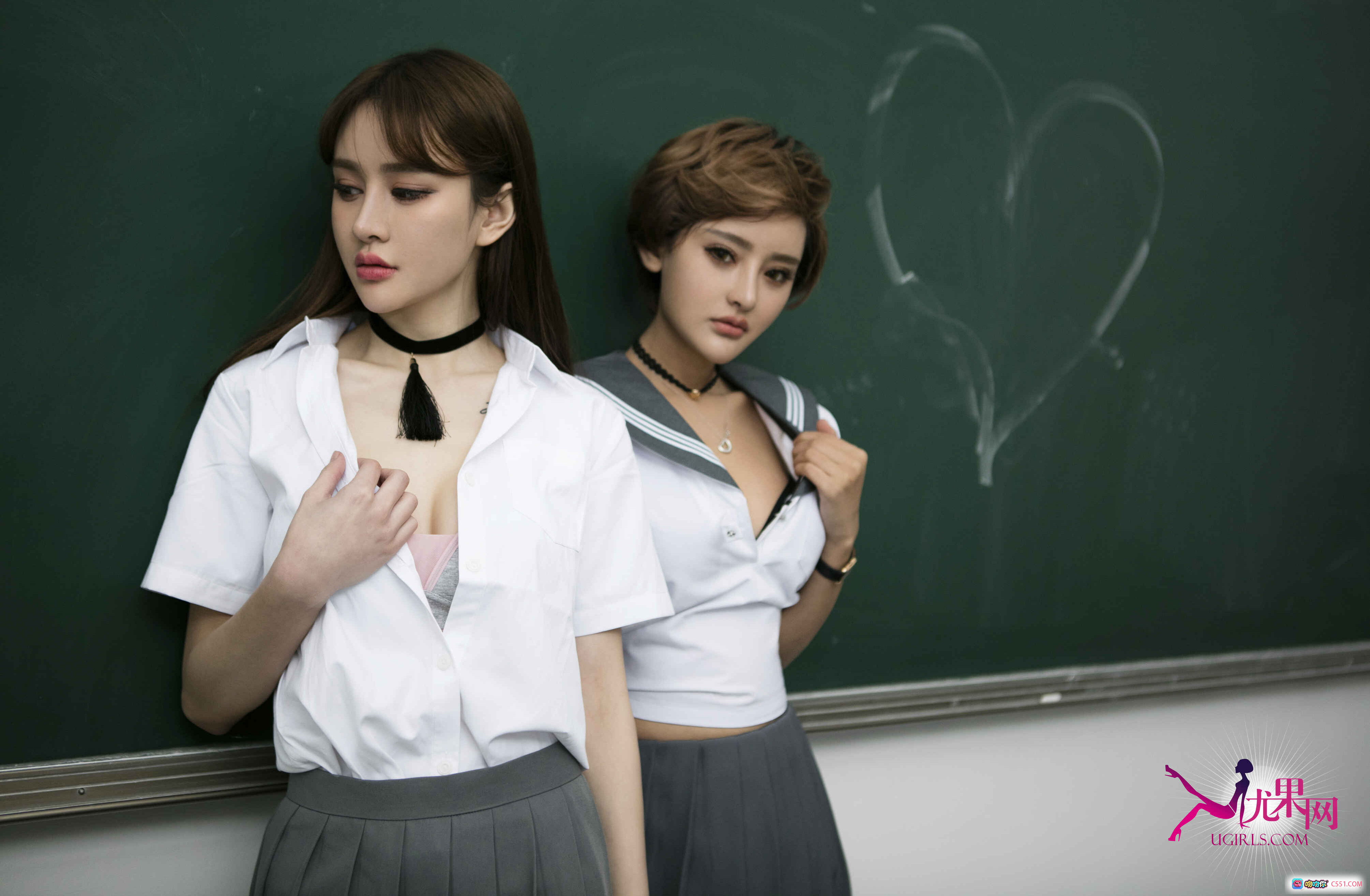 UG U162 青柠之恋 校服少女亲密互动 白衬衫灰百褶裙 日系青春写真 甜美双人合影 时尚校园风 - 就要吻