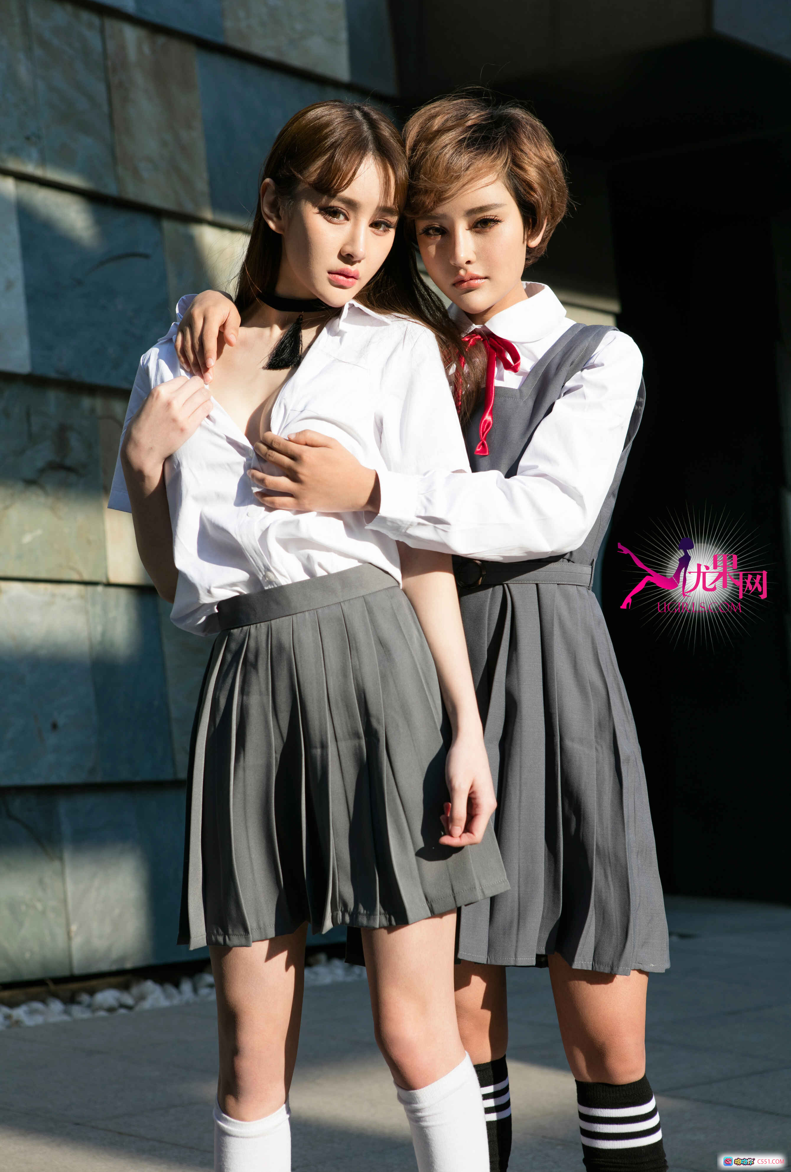 图片[2] - UG U162 青柠之恋 校服少女亲密互动 白衬衫灰百褶裙 日系青春写真 甜美双人合影 时尚校园风 - 就要吻