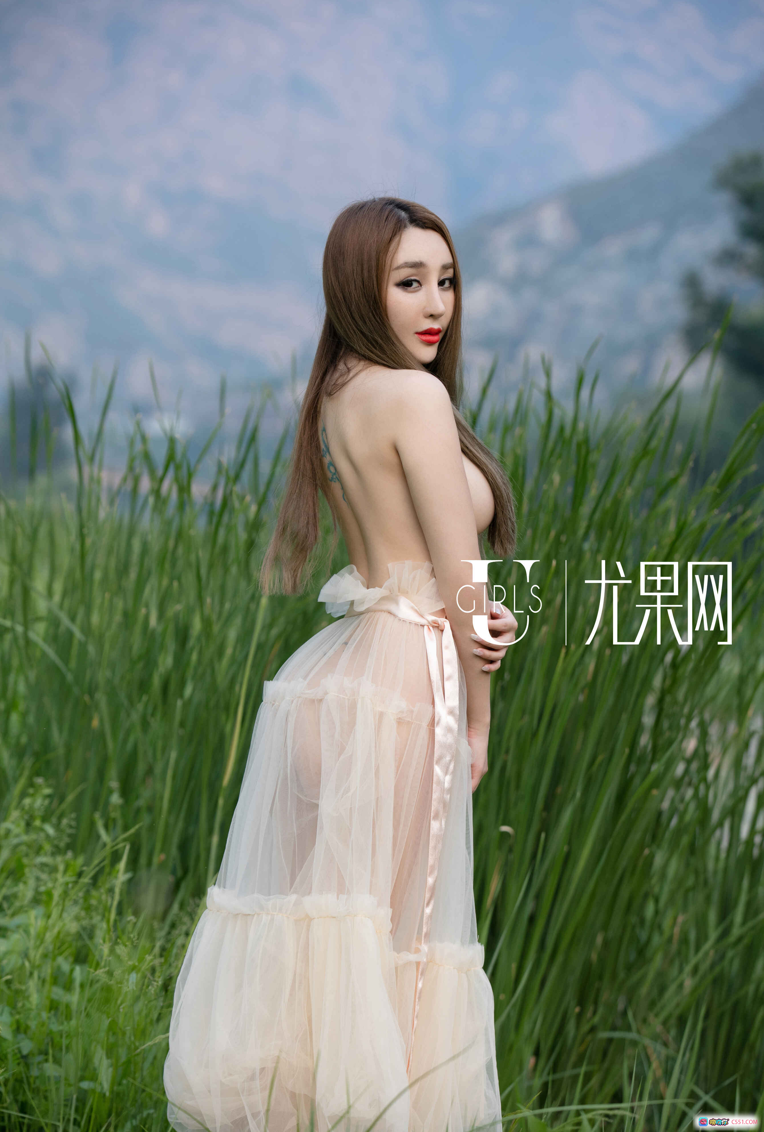 图片[4] - 溪边湿身美女写真 | 透明白纱+黑色皮短裤 | 自然岩石背景 | 尤果网UGirls高清图集 - 就要吻