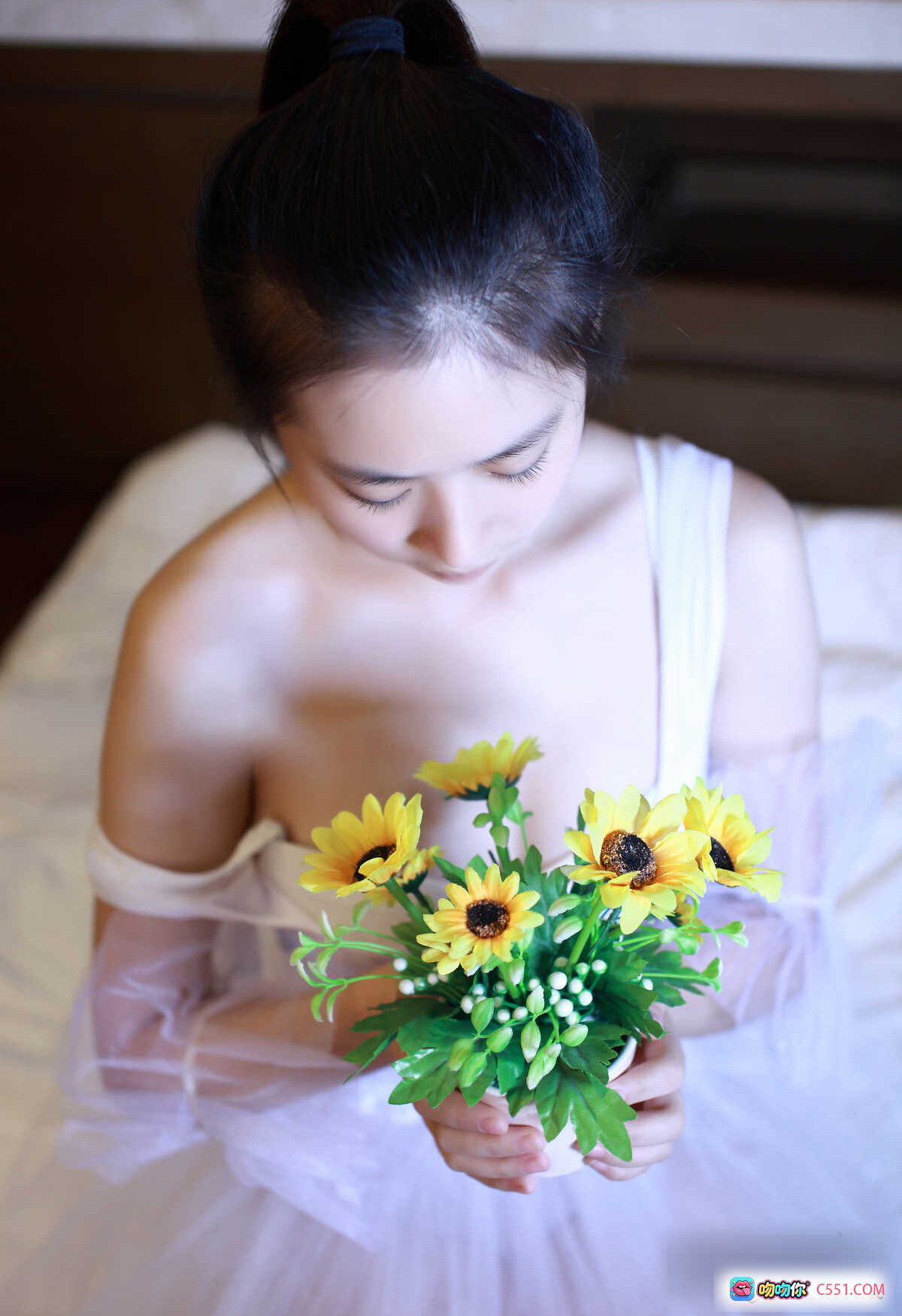 图片[2] - TGOD推女神沛沛Eankei青涩自然写真｜黄色运动风上衣+长袜床拍｜清新少女感私房照 - 就要吻