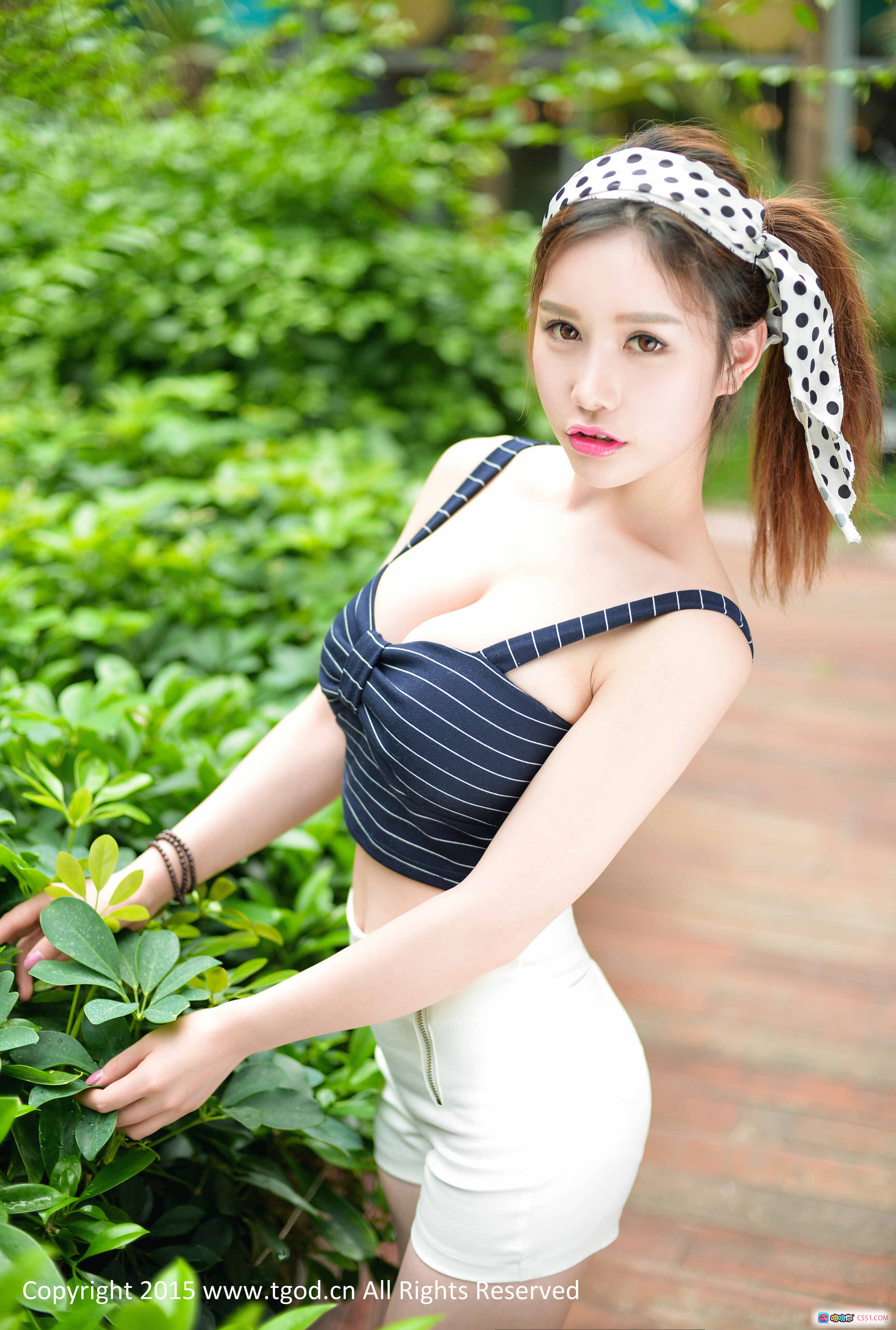 图片[9] - 于姬Una夏日写真：波点发带+条纹比基尼上衣+白色短裤，户外藤椅性感摆拍，清新甜美风女神大片 - 就要吻