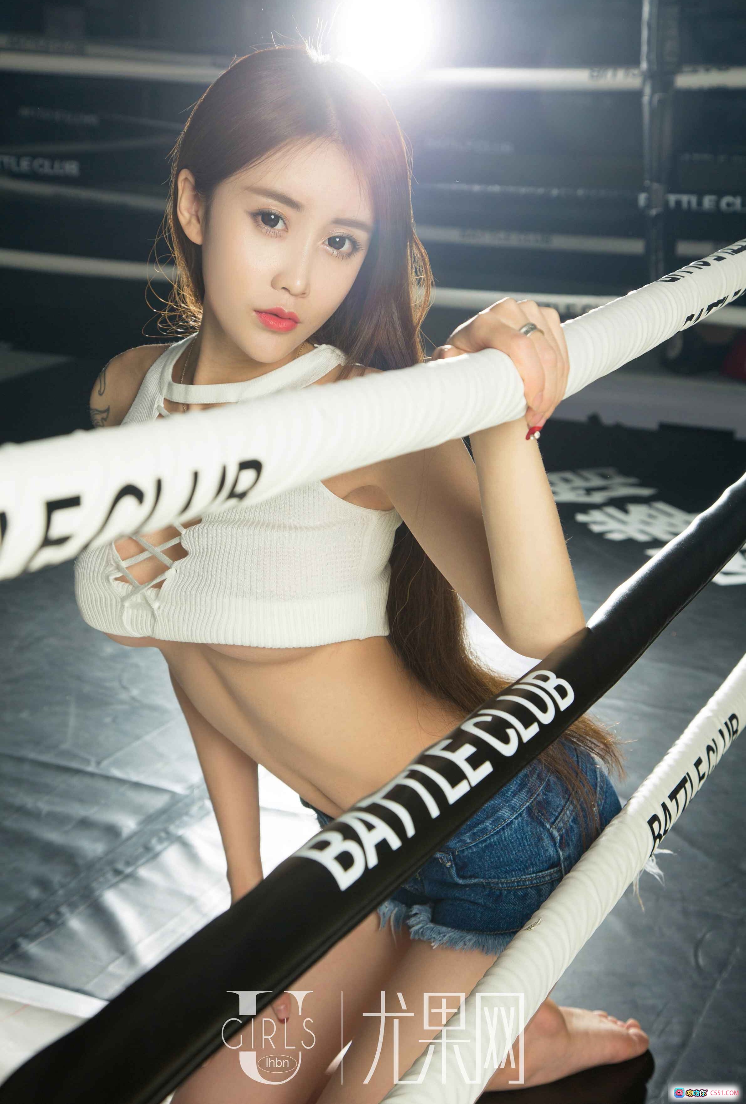 图片[5] - 琪歌拳击写真 | Ugirls尤果网2017性感美女拳台造型 | 白色镂空上衣+牛仔短裤+黑色拳套 | 纹身手臂魅力十足 - 就要吻