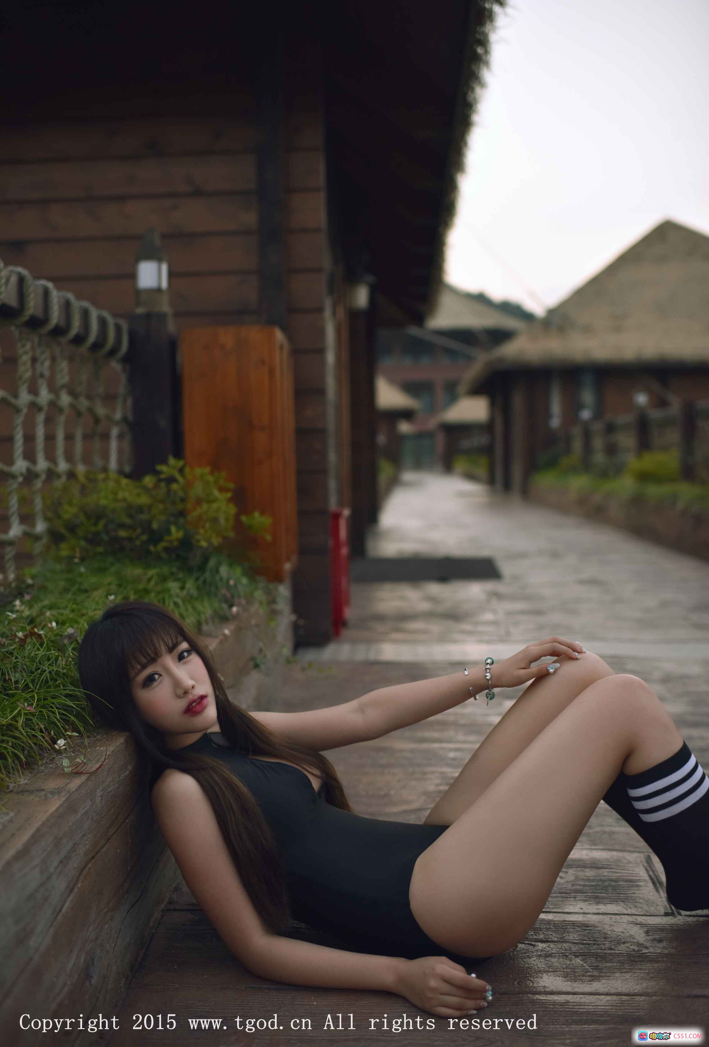 图片[2] - Akiki朱若慕云曼旅拍清新写真 | 白T黑边短裤少女风 | 2015 TGOD推女神第四刊高质图集 - 就要吻