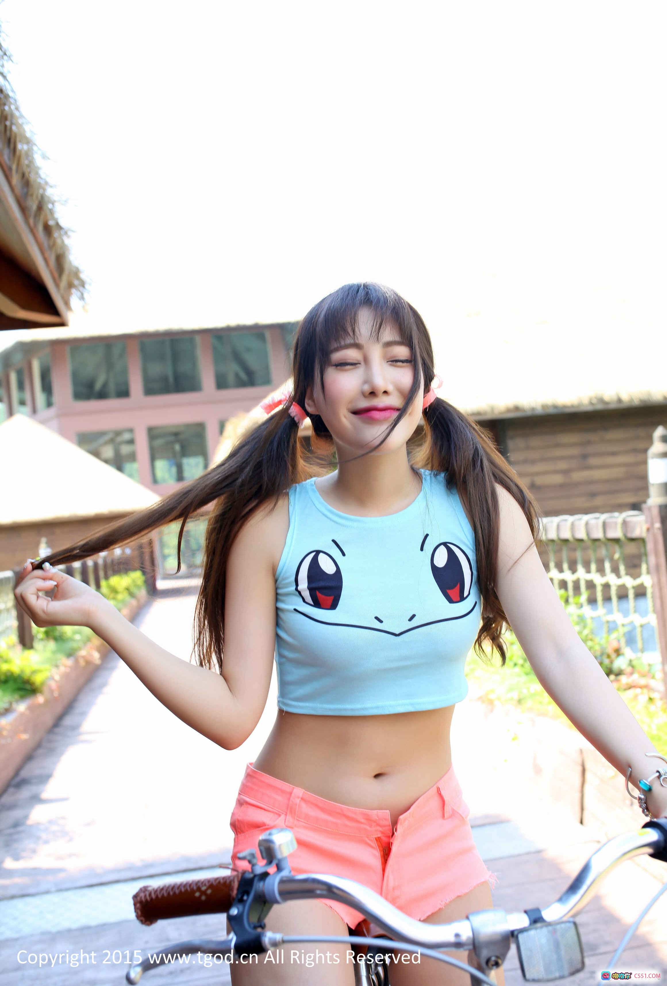 图片[2] - Akiki朱若慕云曼旅拍性感写真 | 蓝色卡通上衣+粉色短裤 | 双马尾甜美风 | 木墙背景户外拍摄 | TGOD推女神2015精选图集 - 就要吻