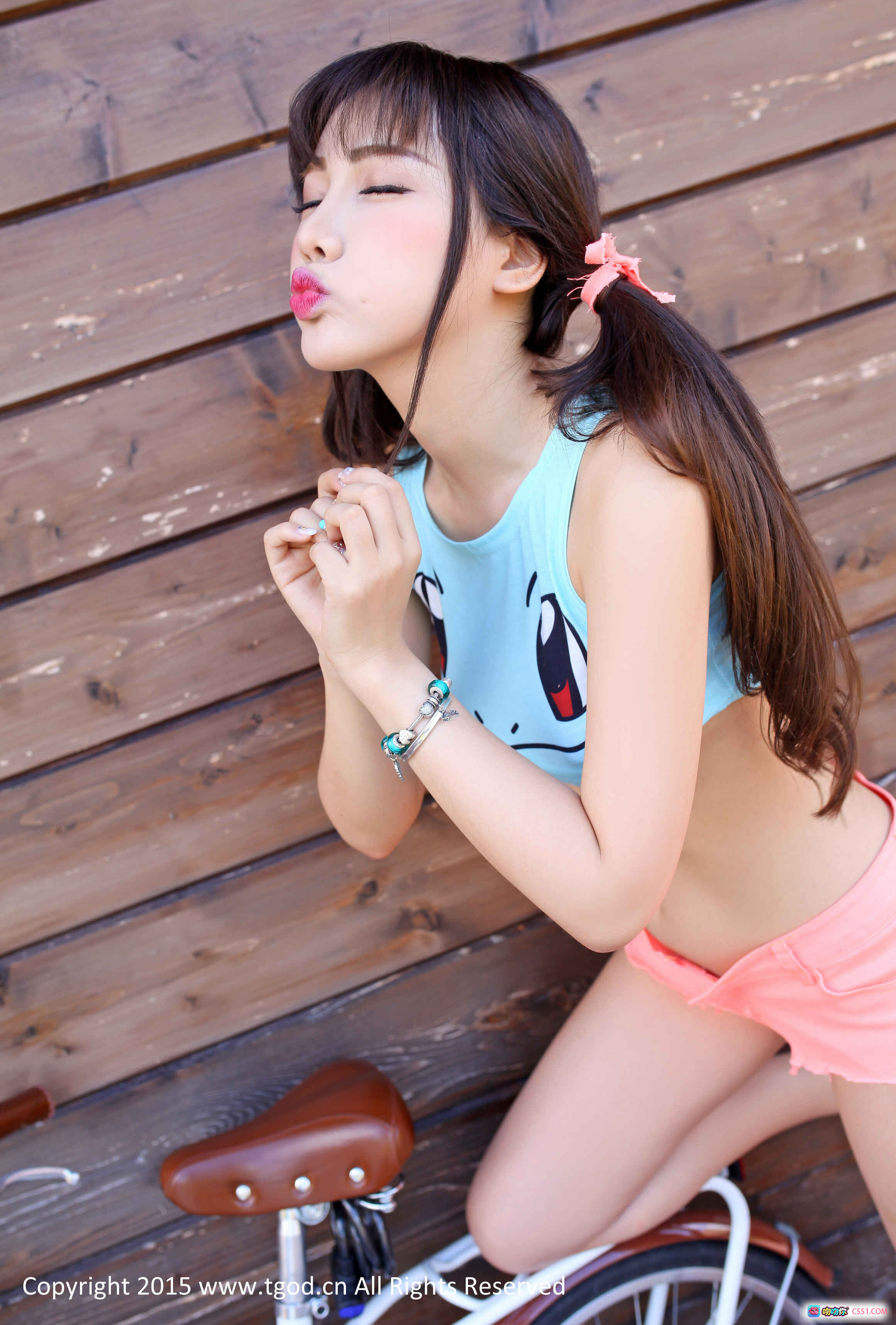 图片[5] - Akiki朱若慕云曼旅拍性感写真 | 蓝色卡通上衣+粉色短裤 | 双马尾甜美风 | 木墙背景户外拍摄 | TGOD推女神2015精选图集 - 就要吻