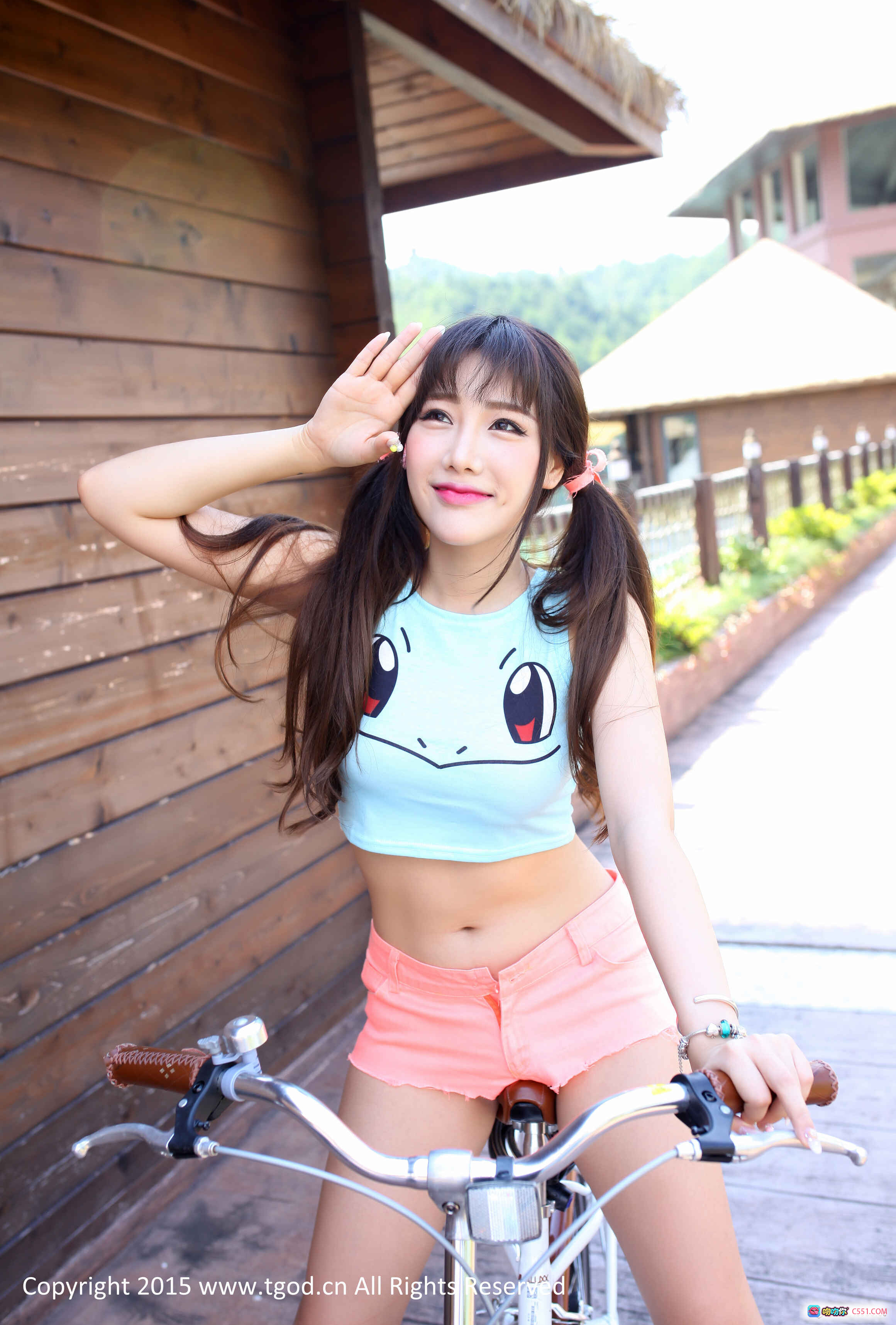 图片[10] - Akiki朱若慕云曼旅拍性感写真 | 蓝色卡通上衣+粉色短裤 | 双马尾甜美风 | 木墙背景户外拍摄 | TGOD推女神2015精选图集 - 就要吻