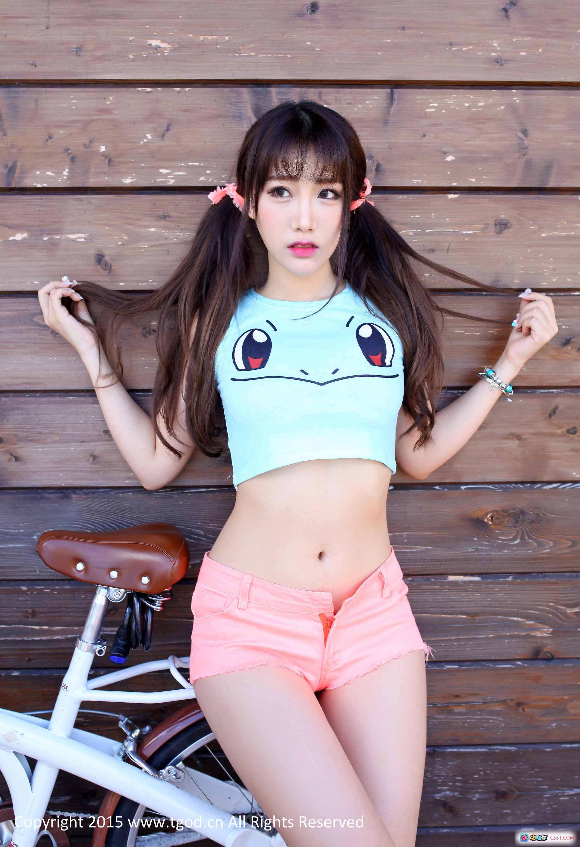 Akiki朱若慕云曼旅拍性感写真 | 蓝色卡通上衣+粉色短裤 | 双马尾甜美风 | 木墙背景户外拍摄 | TGOD推女神2015精选图集 - 就要吻