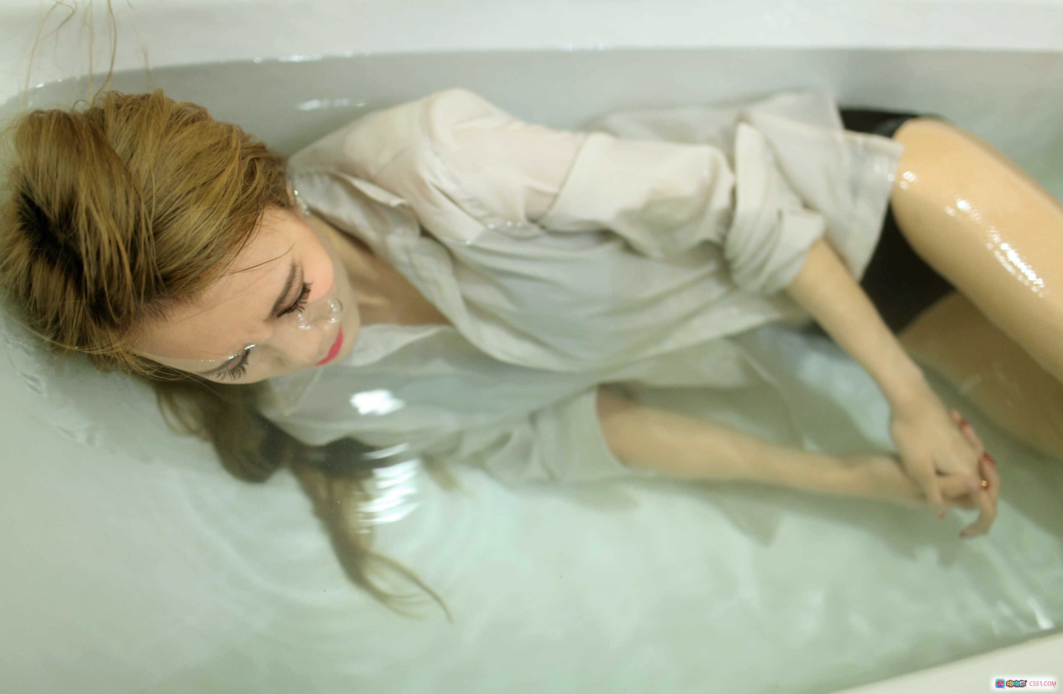 图片[2] - 雯雯性感写真：白色蕾丝内衣+透明睡袍，卧室木地板坐姿美腿诱惑，2014经典私房摄影集 - 就要吻