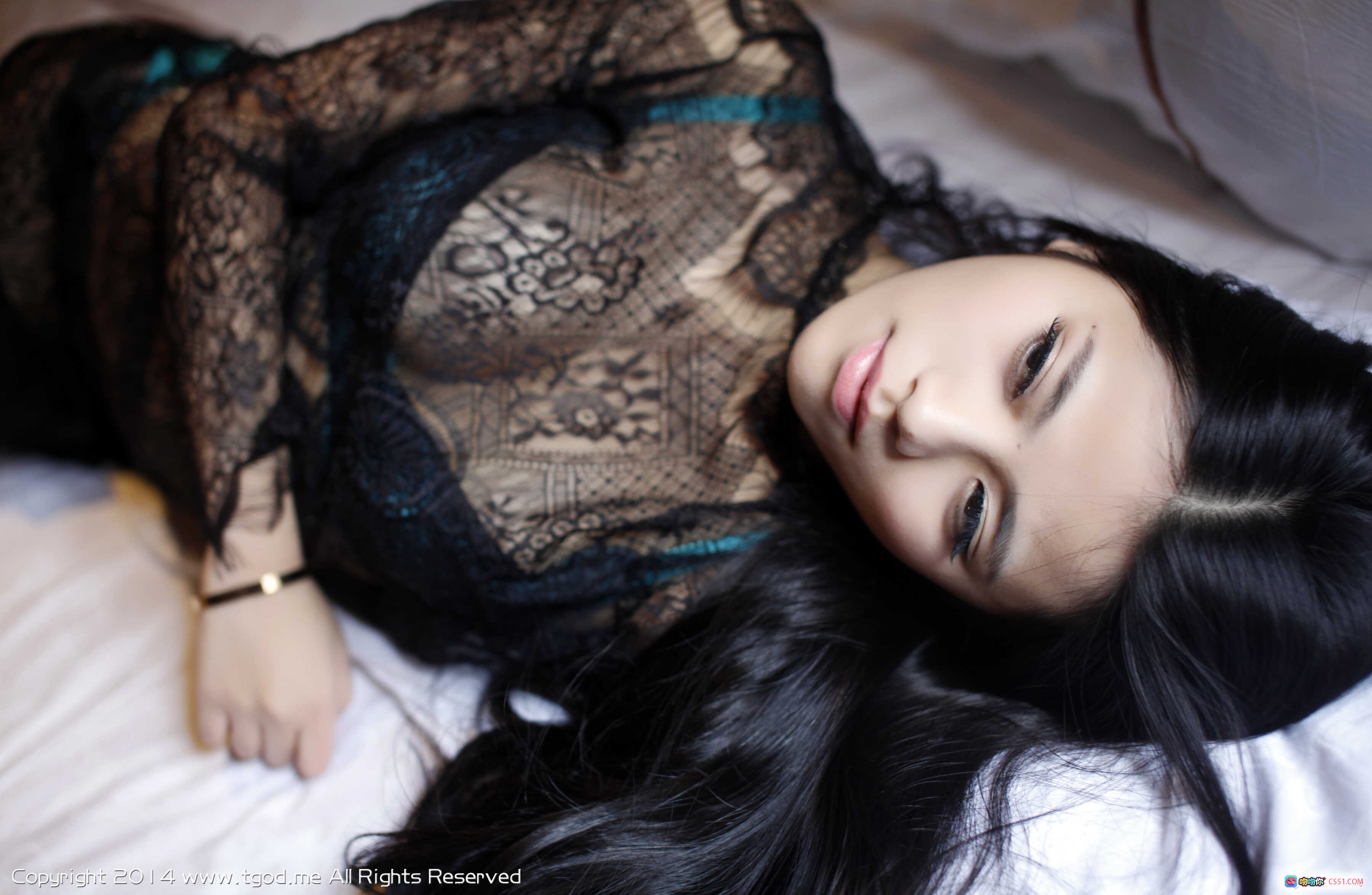 图片[10] - 惹火蕾丝性感御姐欧阳妮娜娜私房写真 – 黑发红甲床上诱惑姿态尽显迷人曲线 - 就要吻