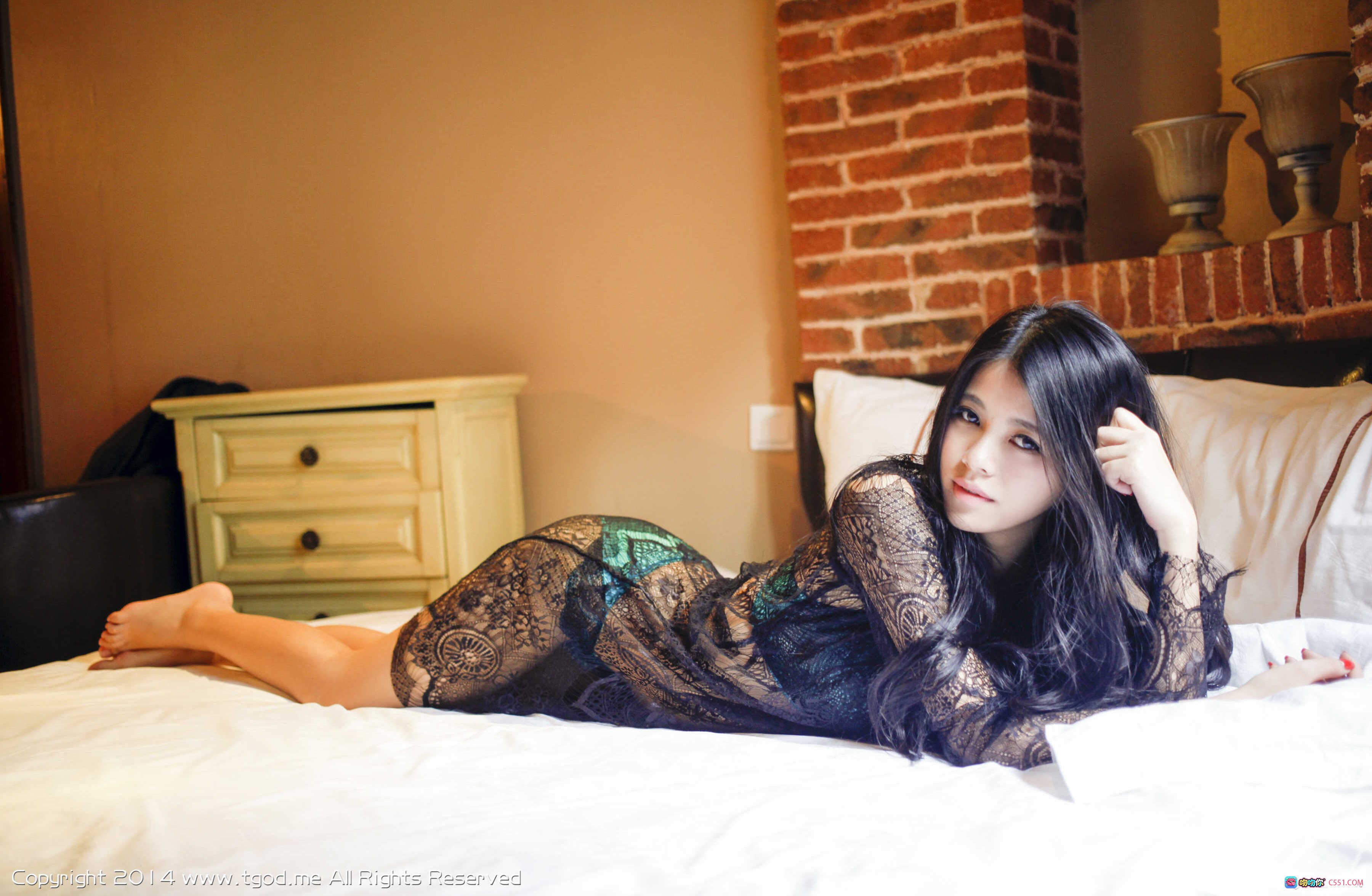 图片[2] - 惹火蕾丝性感御姐欧阳妮娜娜私房写真 – 黑发红甲床上诱惑姿态尽显迷人曲线 - 就要吻