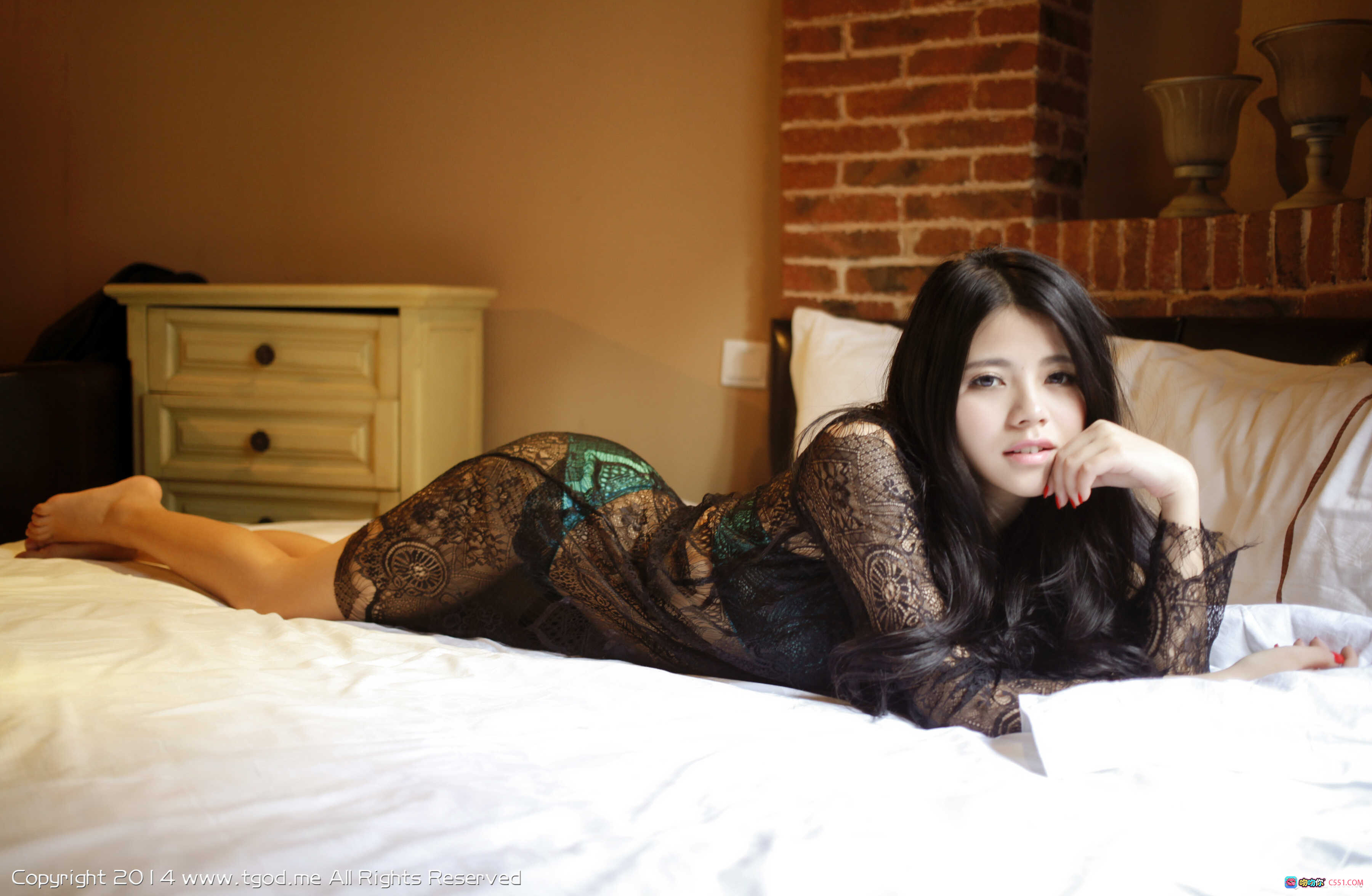 图片[8] - 惹火蕾丝性感御姐欧阳妮娜娜私房写真 – 黑发红甲床上诱惑姿态尽显迷人曲线 - 就要吻