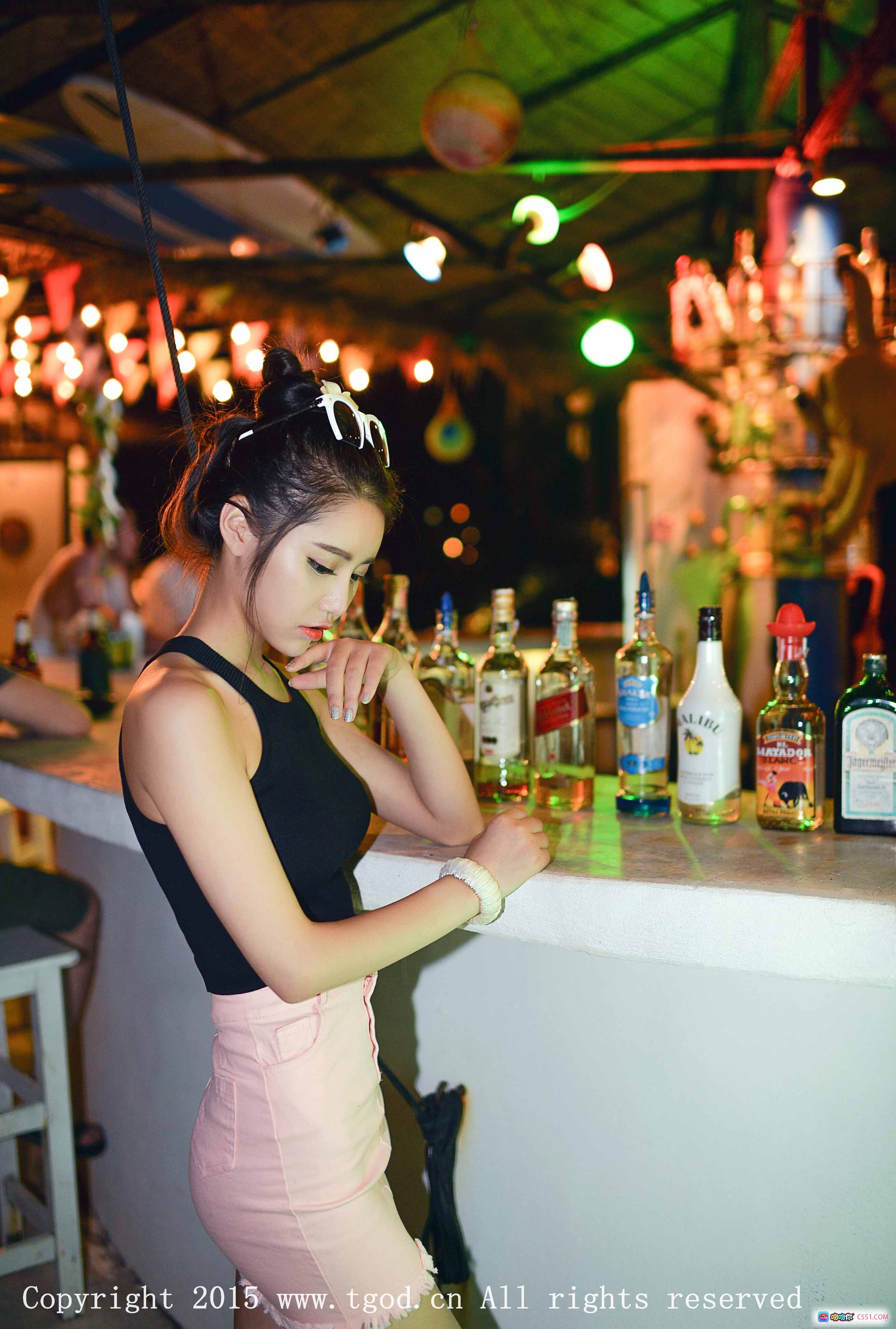 普吉岛旅拍徐妍馨Mandyt时尚酒吧写真 黑色上衣粉色短裙夜景灯光氛围感美女摄影第四刊42P - 就要吻