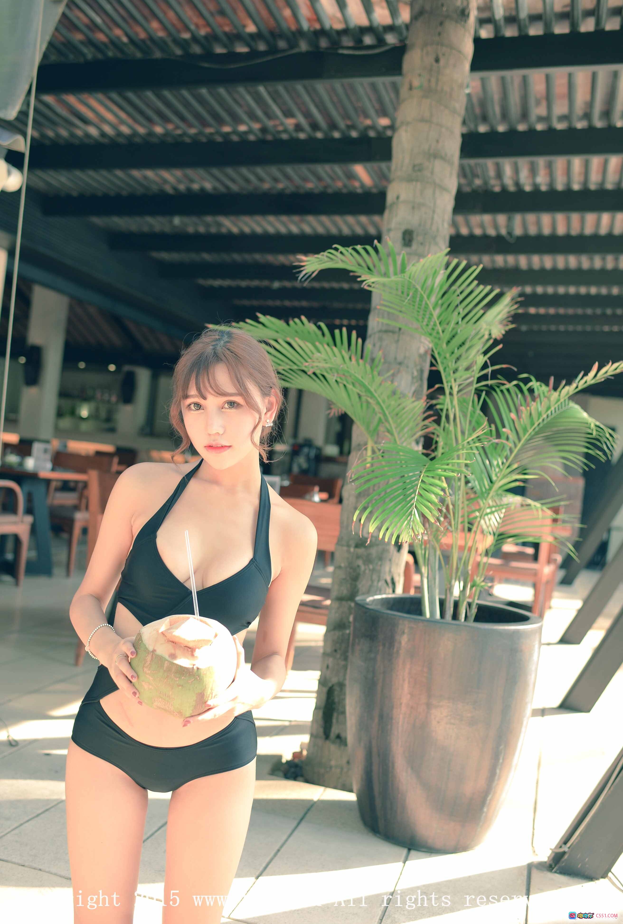 图片[2] - 普吉岛旅拍Milk楚楚黑色镂空比基尼写真 2015热带绿植背景性感泳装大片 - 就要吻