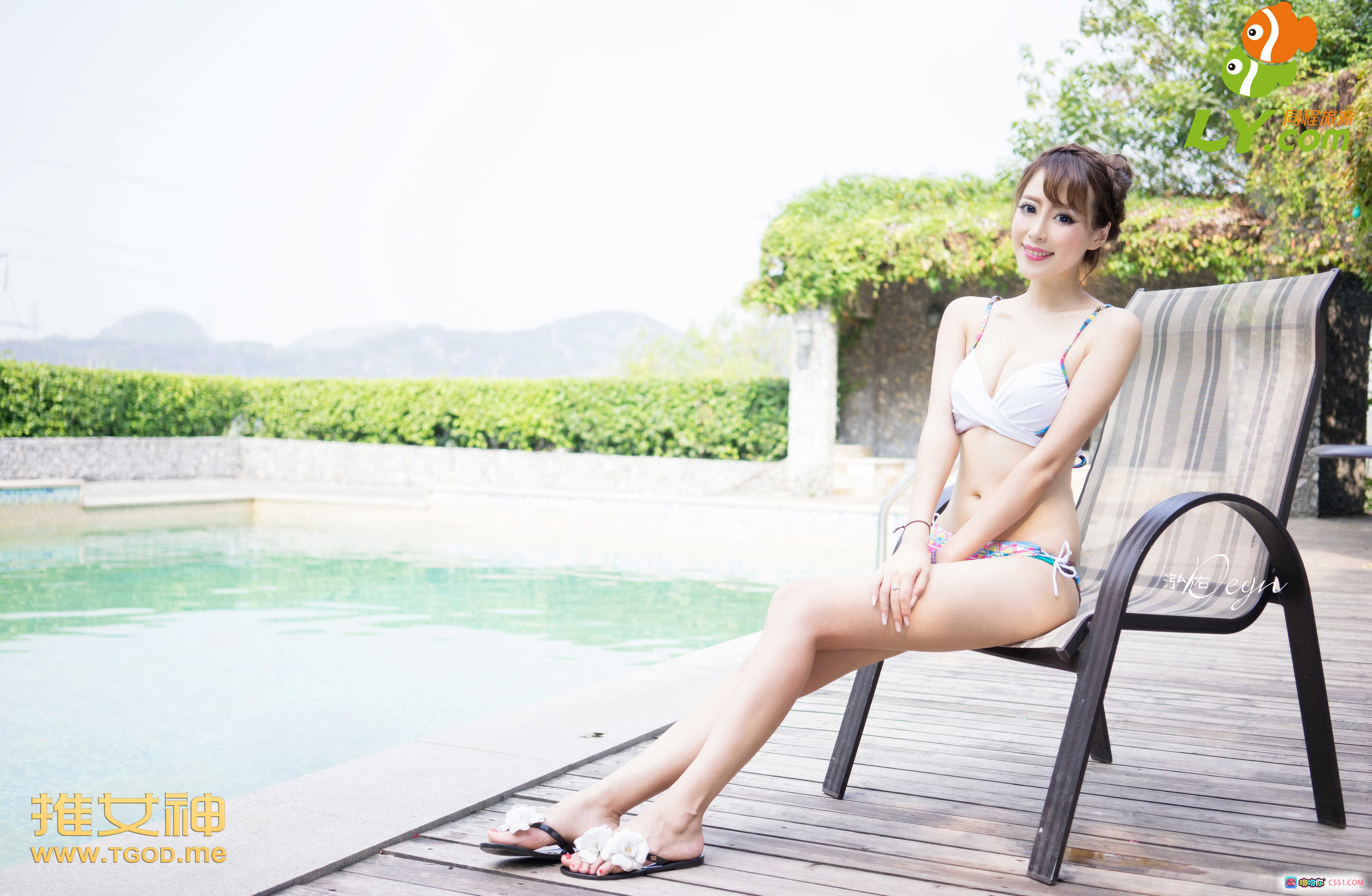 王曼妮泳池写真 | 白色比基尼美女 | 户外度假风 | 木甲板躺椅 | 山景绿植背景 | TGOD推女神2014精选 - 就要吻