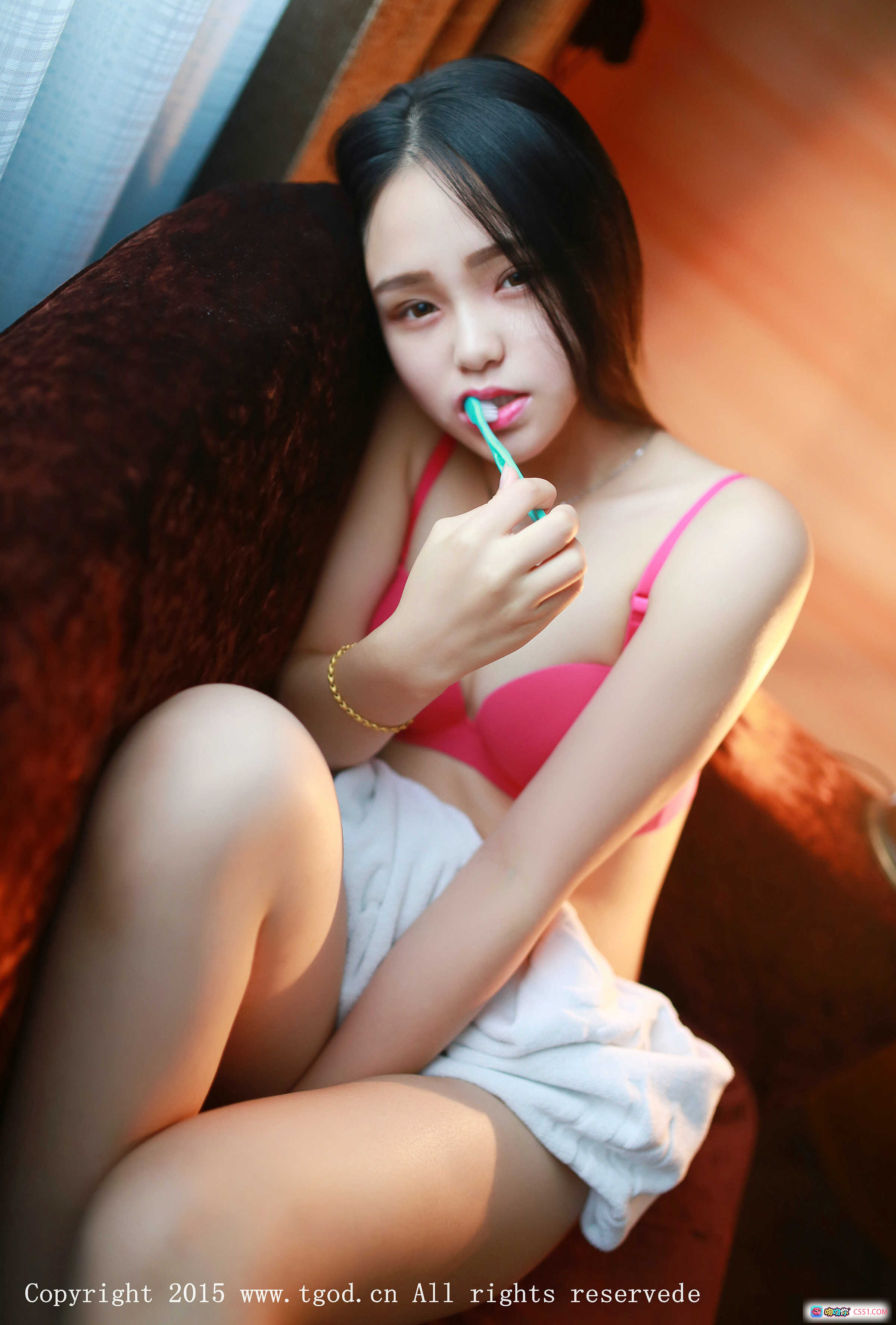 图片[5] - TGOD推女神佩佩Cassie私房写真｜粉色内衣+白色浴巾+复古煤油灯暖光氛围感美腿特写 - 就要吻