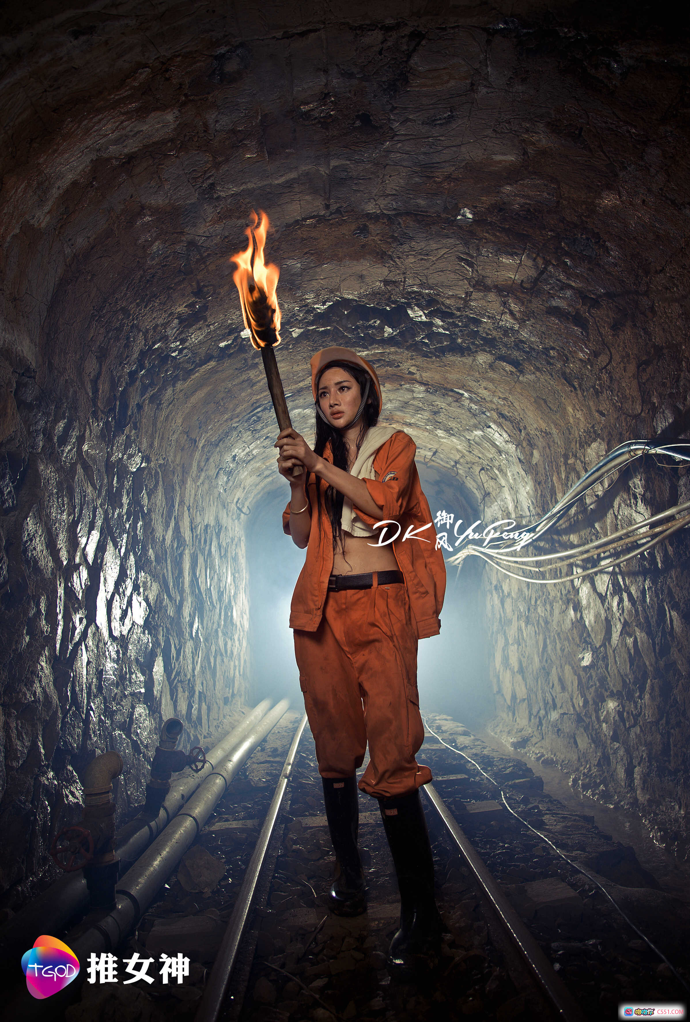 矿工女神婕西儿手持火把隧道探险写真 | TGOD推女神2016经典摄影大片 - 就要吻
