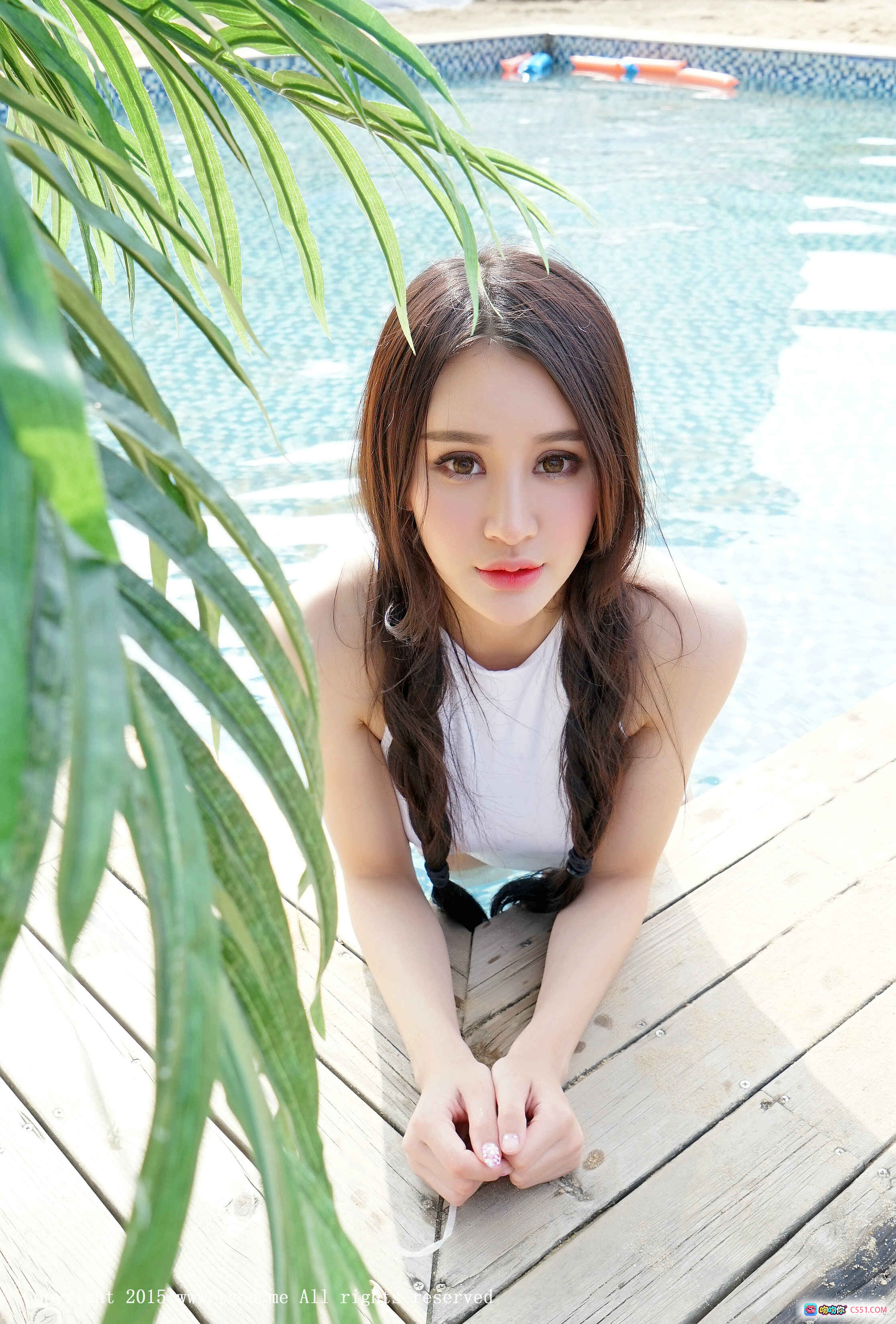 Cheryl青树泳池边清新写真 | 2015夏日美女摄影 | 白色上衣双麻花辫 | 木质甲板绿植环绕 | 高清48P美图 - 就要吻
