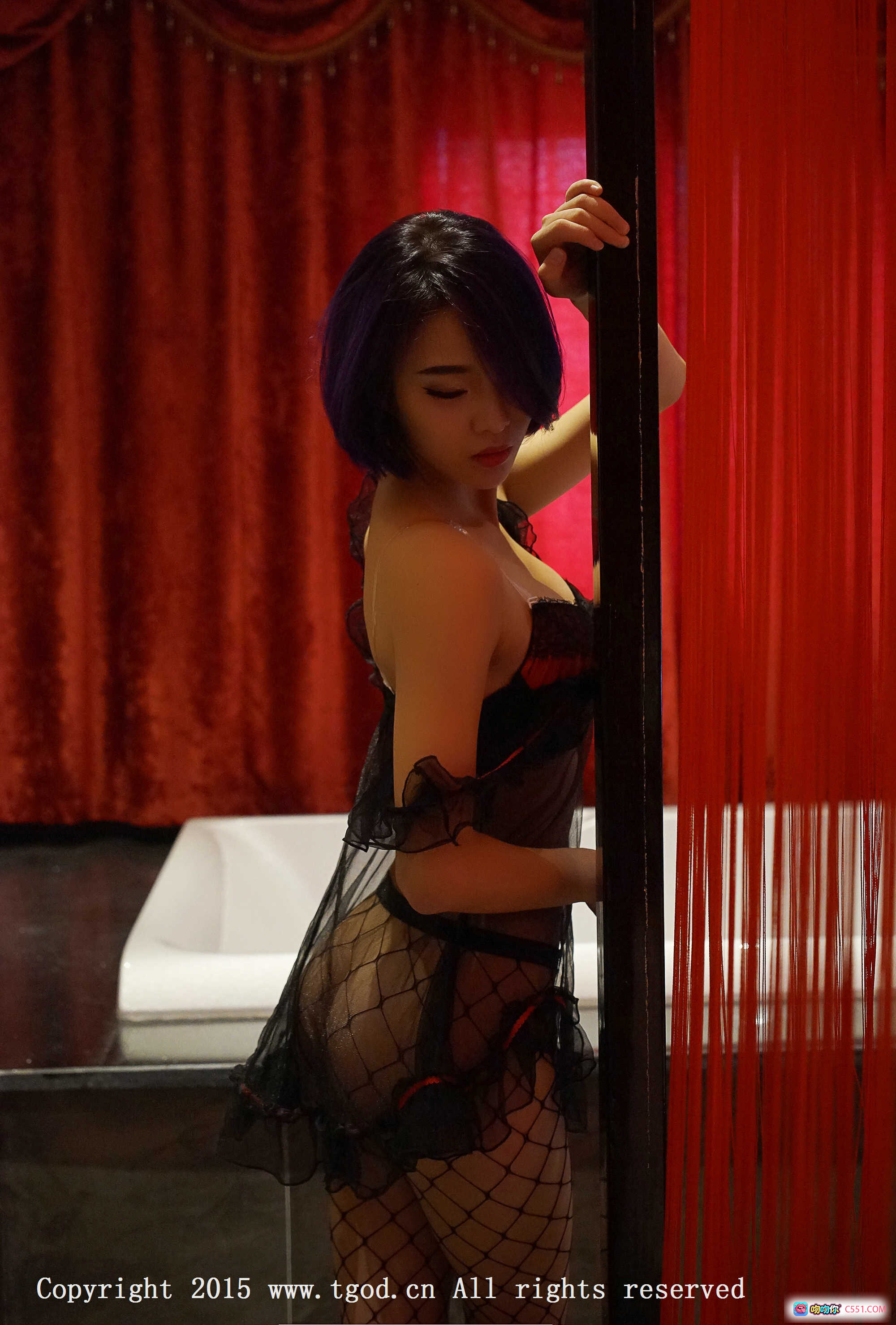 图片[9] - 霸气女神CyberJelly霜爷紫发红衣渔网袜高跟浴室写真2015TGOD推女神 - 就要吻