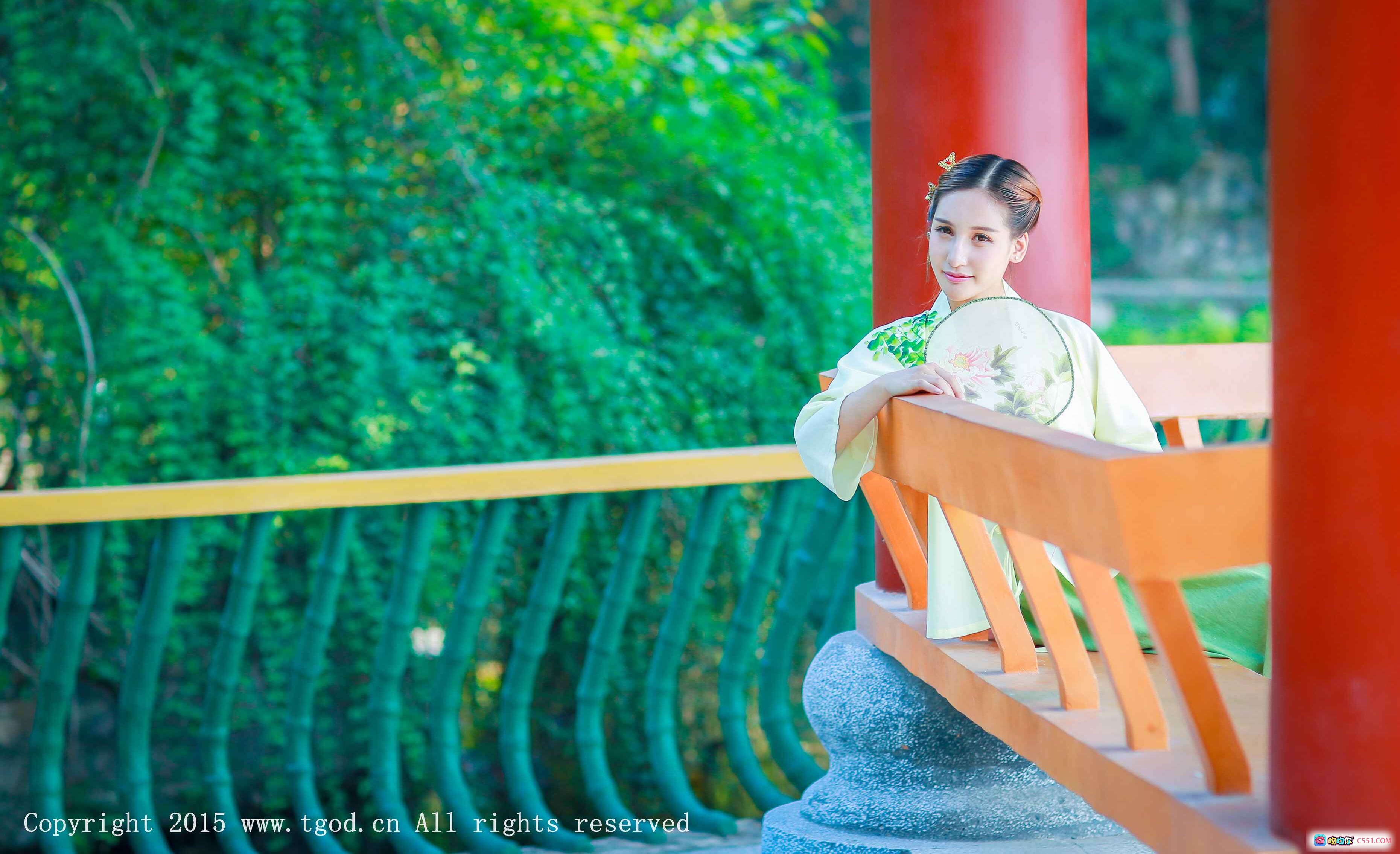 艾希ICE清新汉服写真｜古典园林红柱绿竹背景｜TGOD推女神2015年9月22日唯美古风摄影 - 就要吻