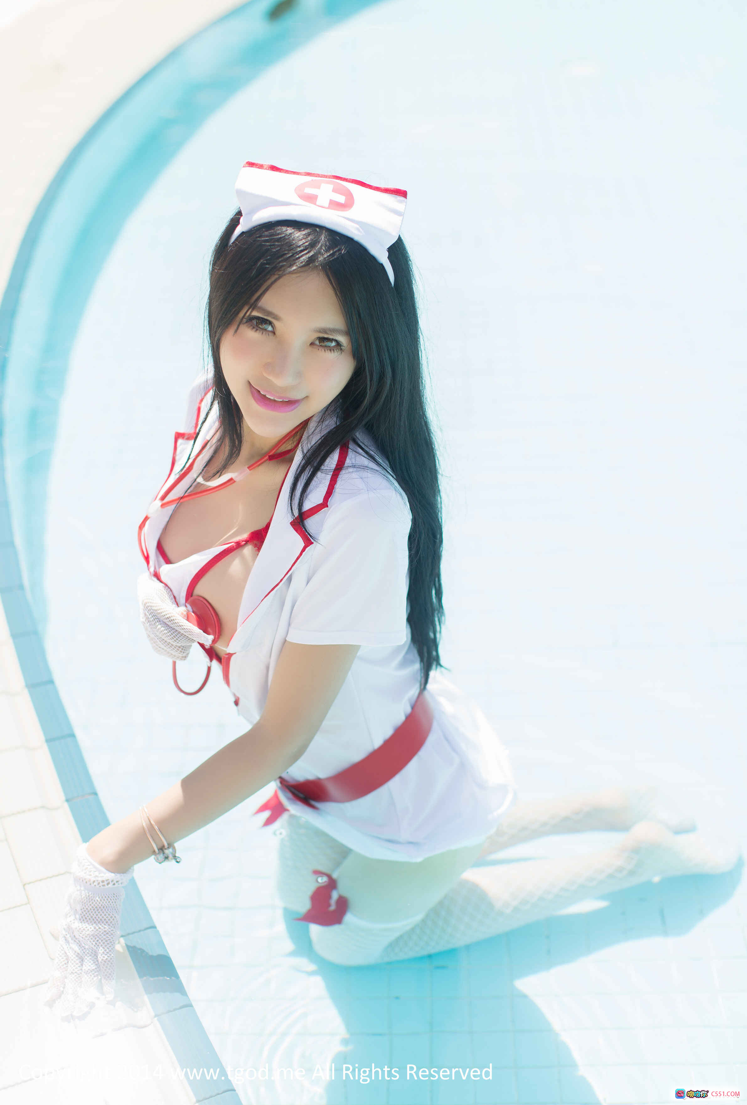 绮里嘉ula沙巴旅拍护士装写真 清新泳池边白裙红十字甜美诱惑 - 就要吻
