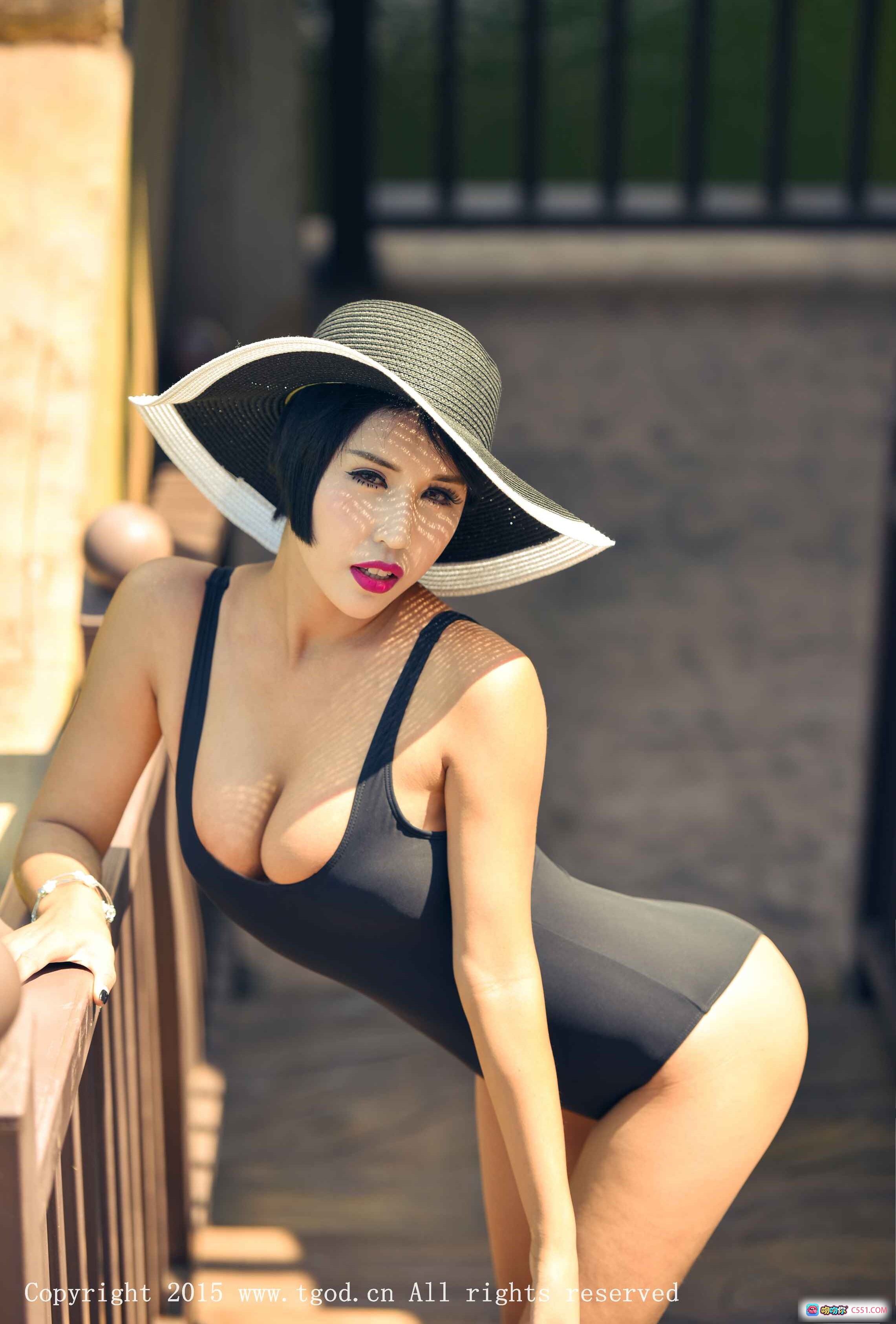 图片[9] - 娜依灵儿云曼旅拍写真｜黑泳衣宽檐帽湖景山色度假风美女摄影大片 - 就要吻