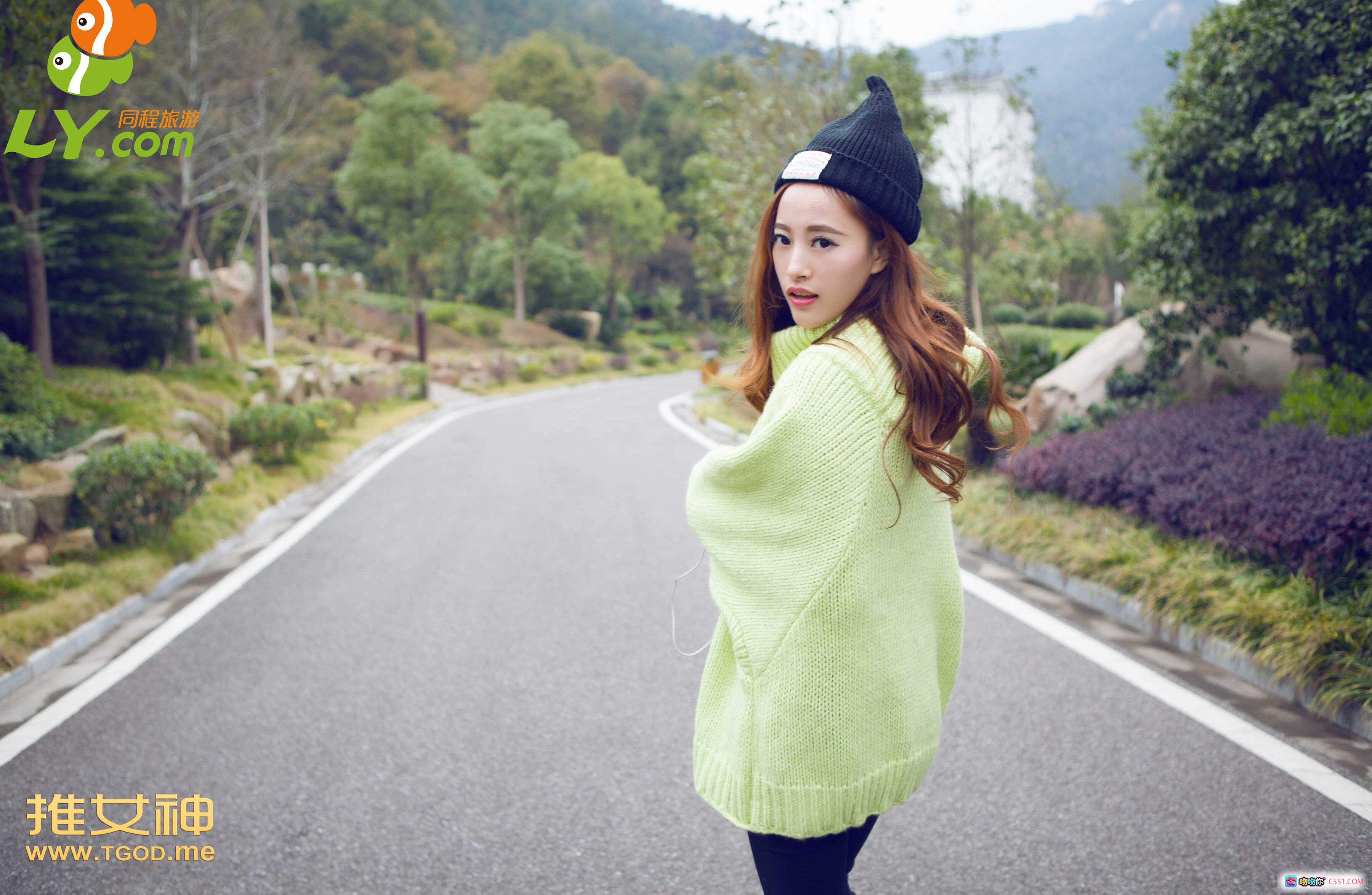 TGOD推女神伊伊木兰天池户外写真 | 绿毛衣黑帽山间公路清新自然风 | 2014.12.17第17期周末女神穿搭美拍 - 就要吻