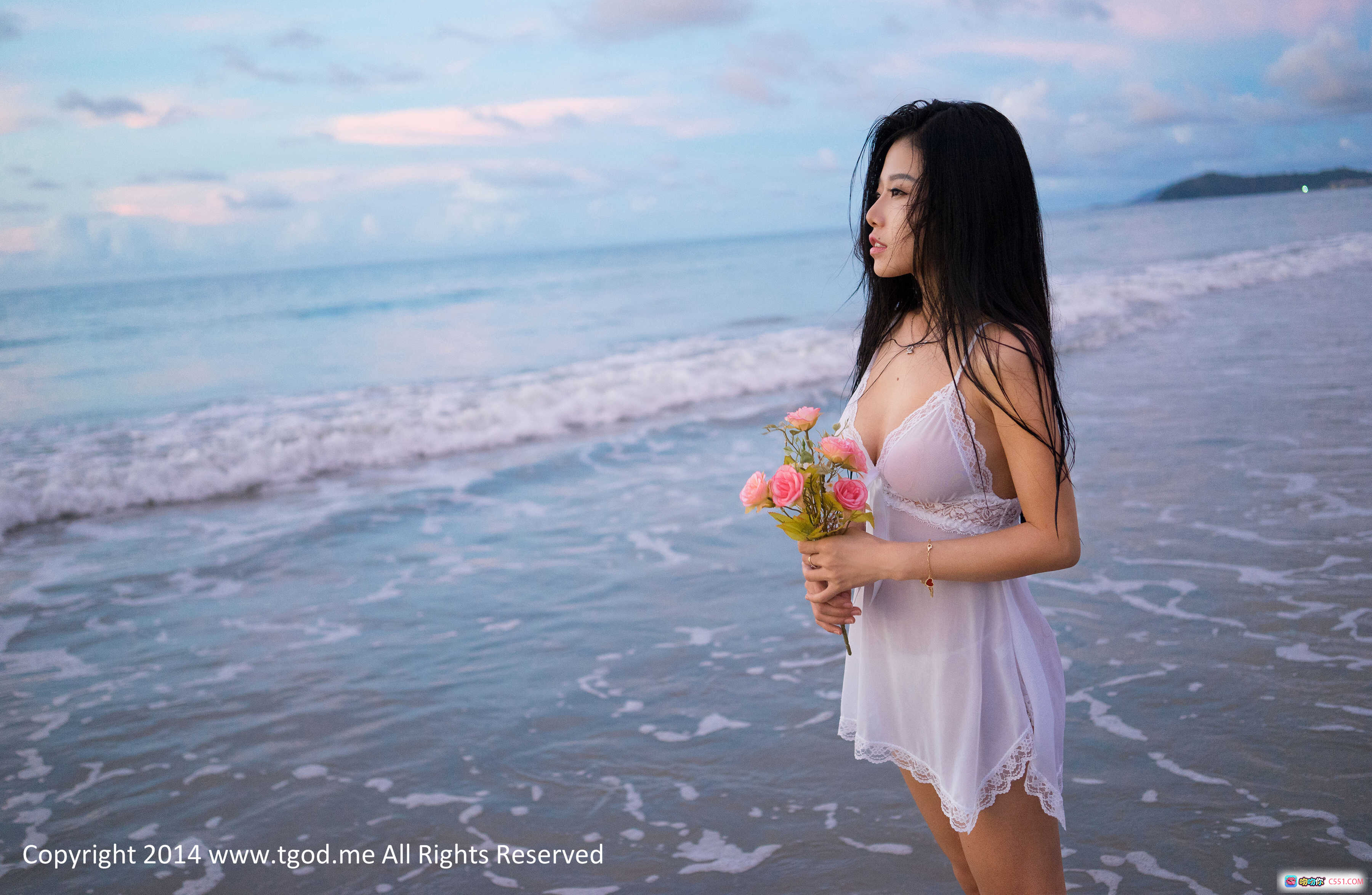 海边浪漫写真：黑发美女持粉玫瑰，白色蕾丝裙湿身诱惑，夕阳海浪唯美氛围 - 就要吻