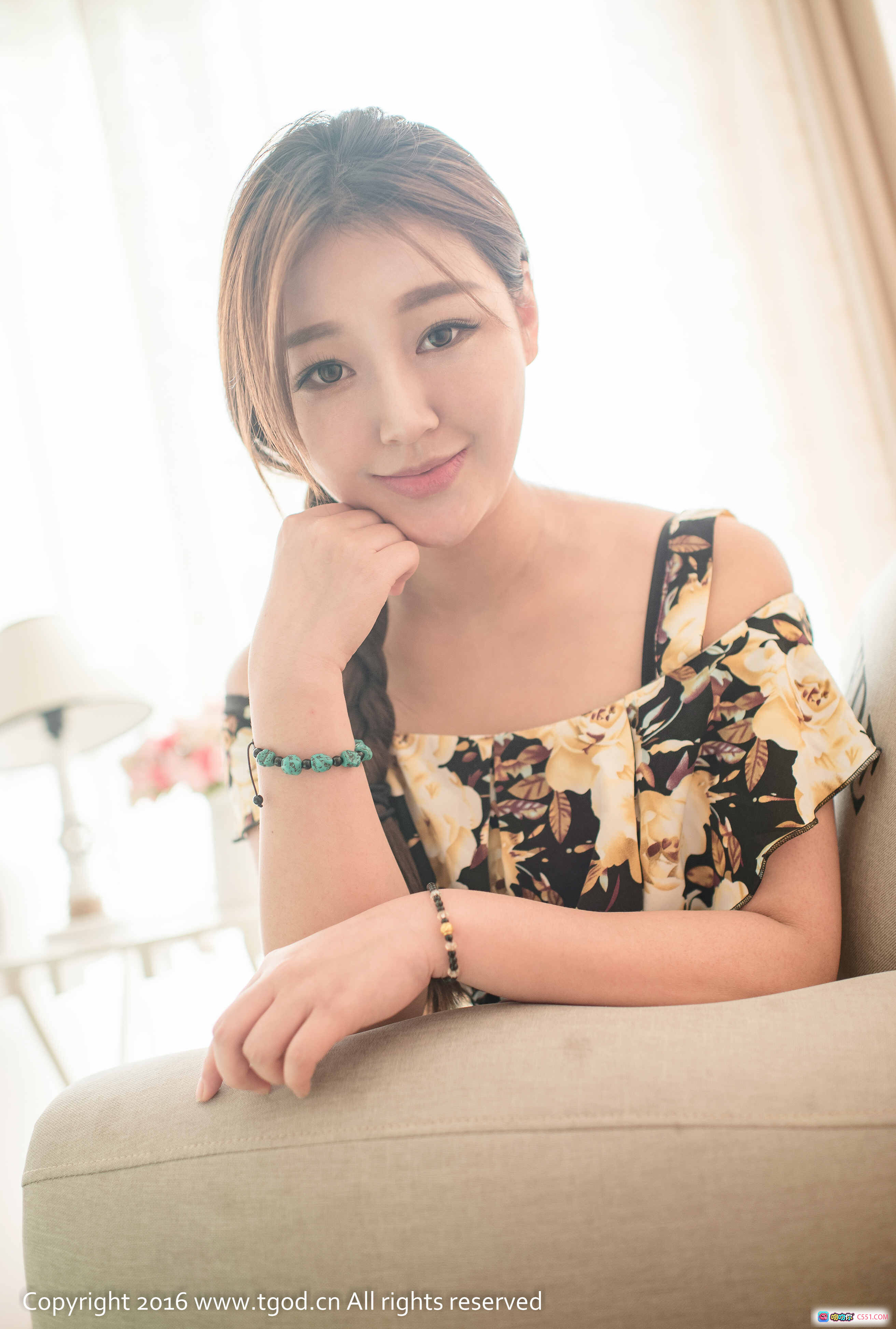 小蝴蝶2016写真集｜甜美笑容+花卉露肩裙+居家沙发写真｜TGOD推女神高清美图 - 就要吻
