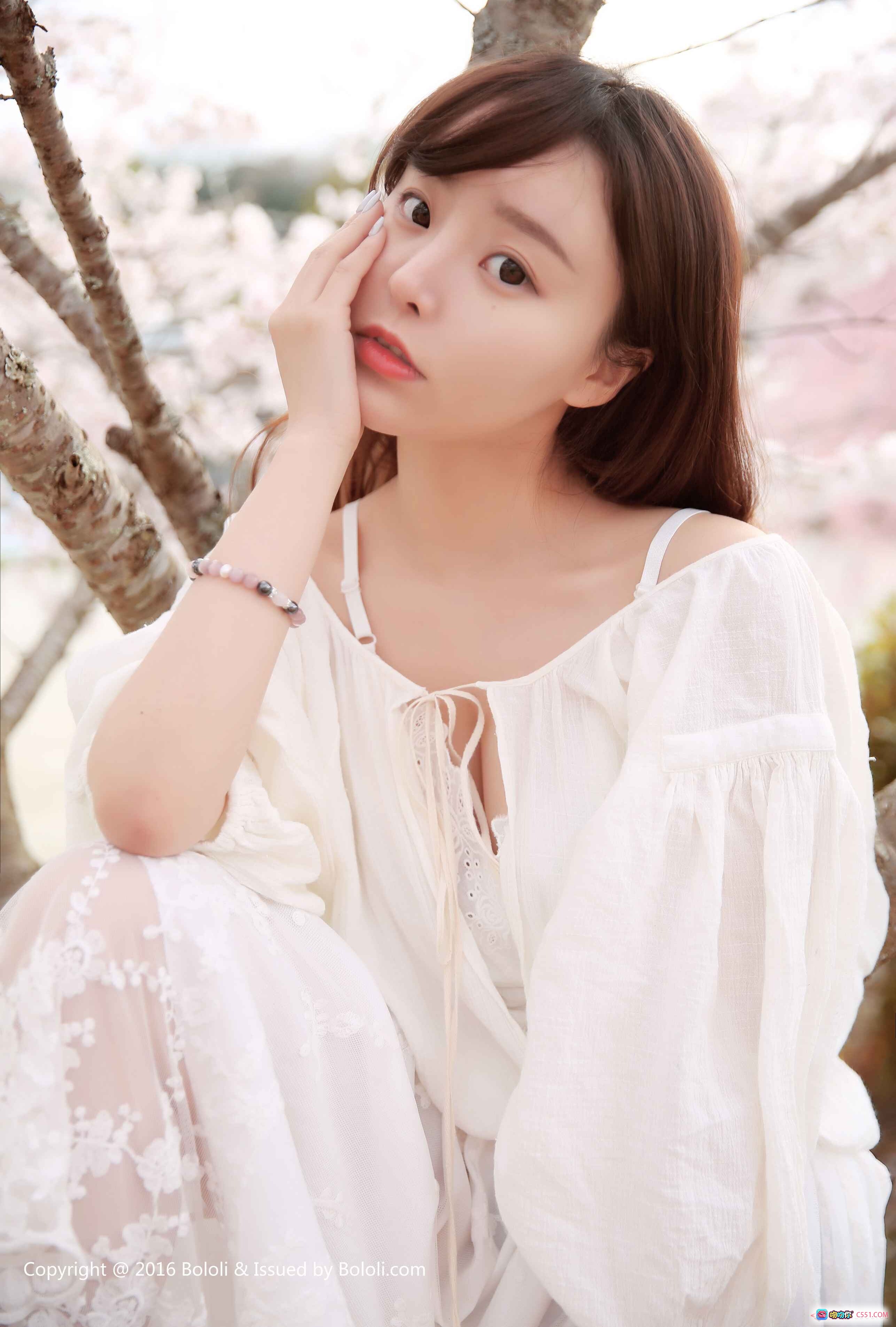 柳侑绮绿色蕾丝连衣裙日式庭院写真 | BoLoli波萝社2016 VOL.011清新美少女坐姿摄影 - 就要吻